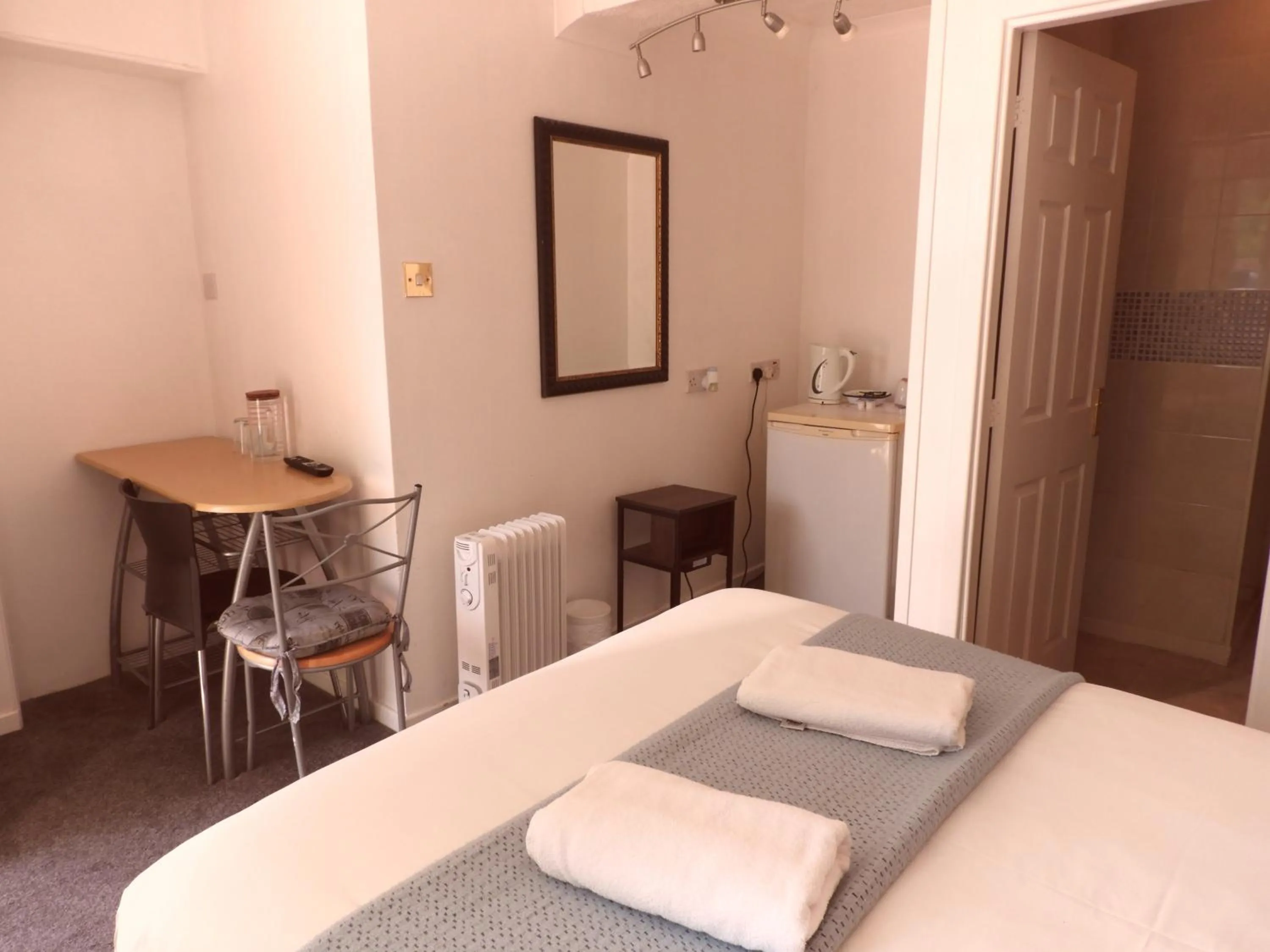 Bed in All Seasons Gatwick Guest House & Parking