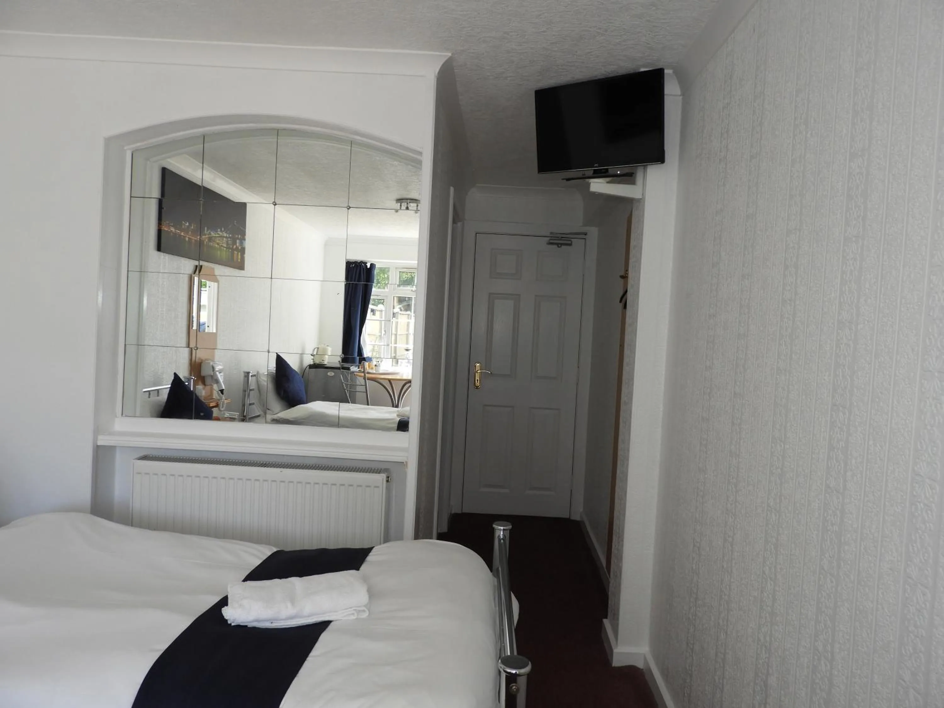 Bed in All Seasons Gatwick Guest House & Parking