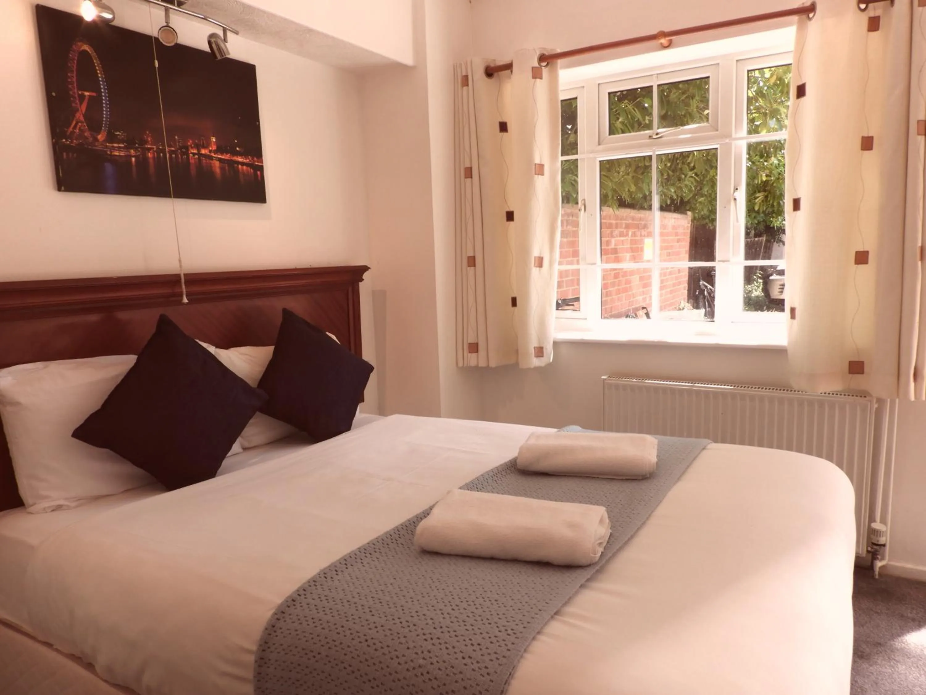 Bed in All Seasons Gatwick Guest House & Parking
