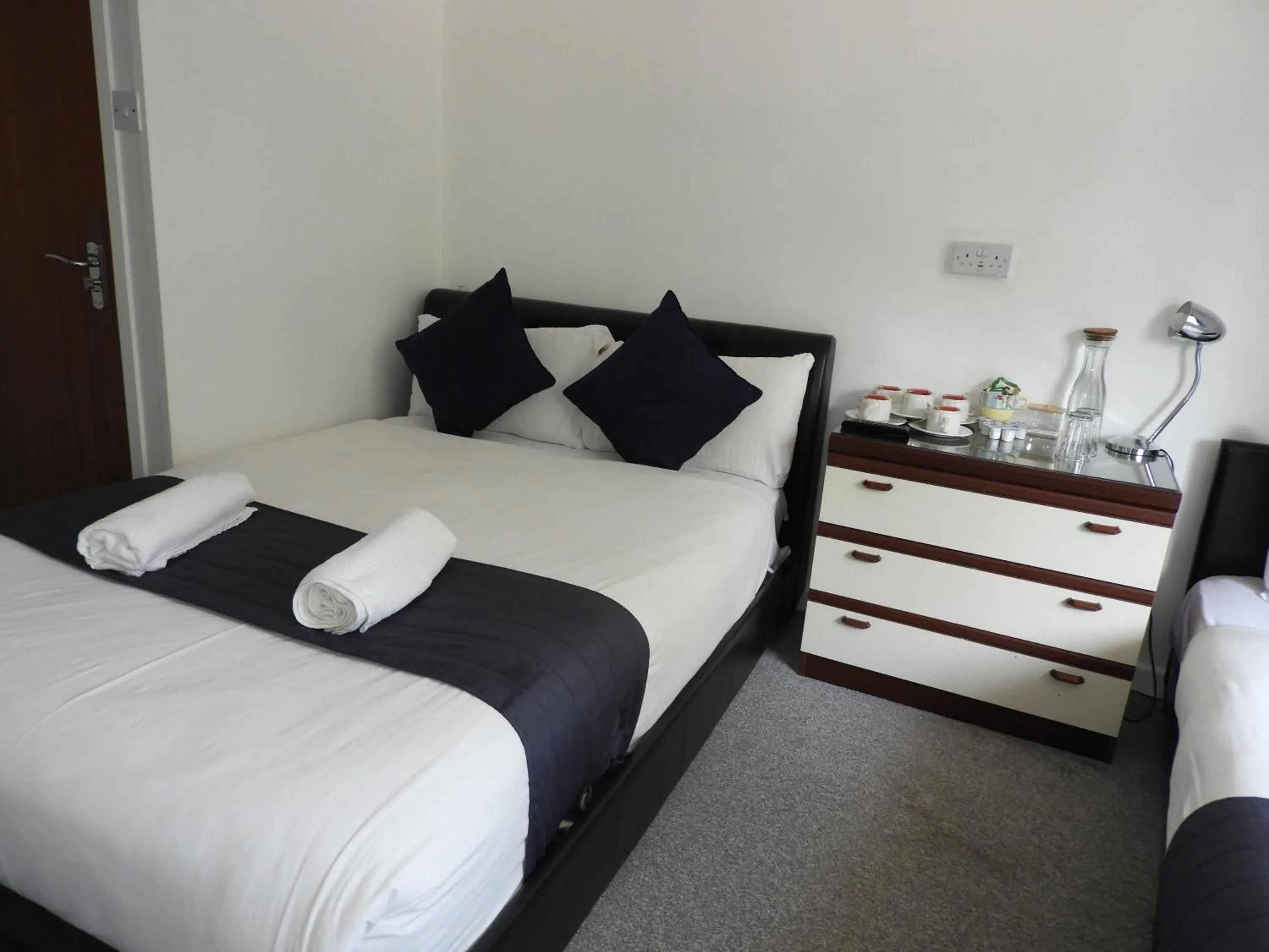 Bed in All Seasons Gatwick Guest House & Parking