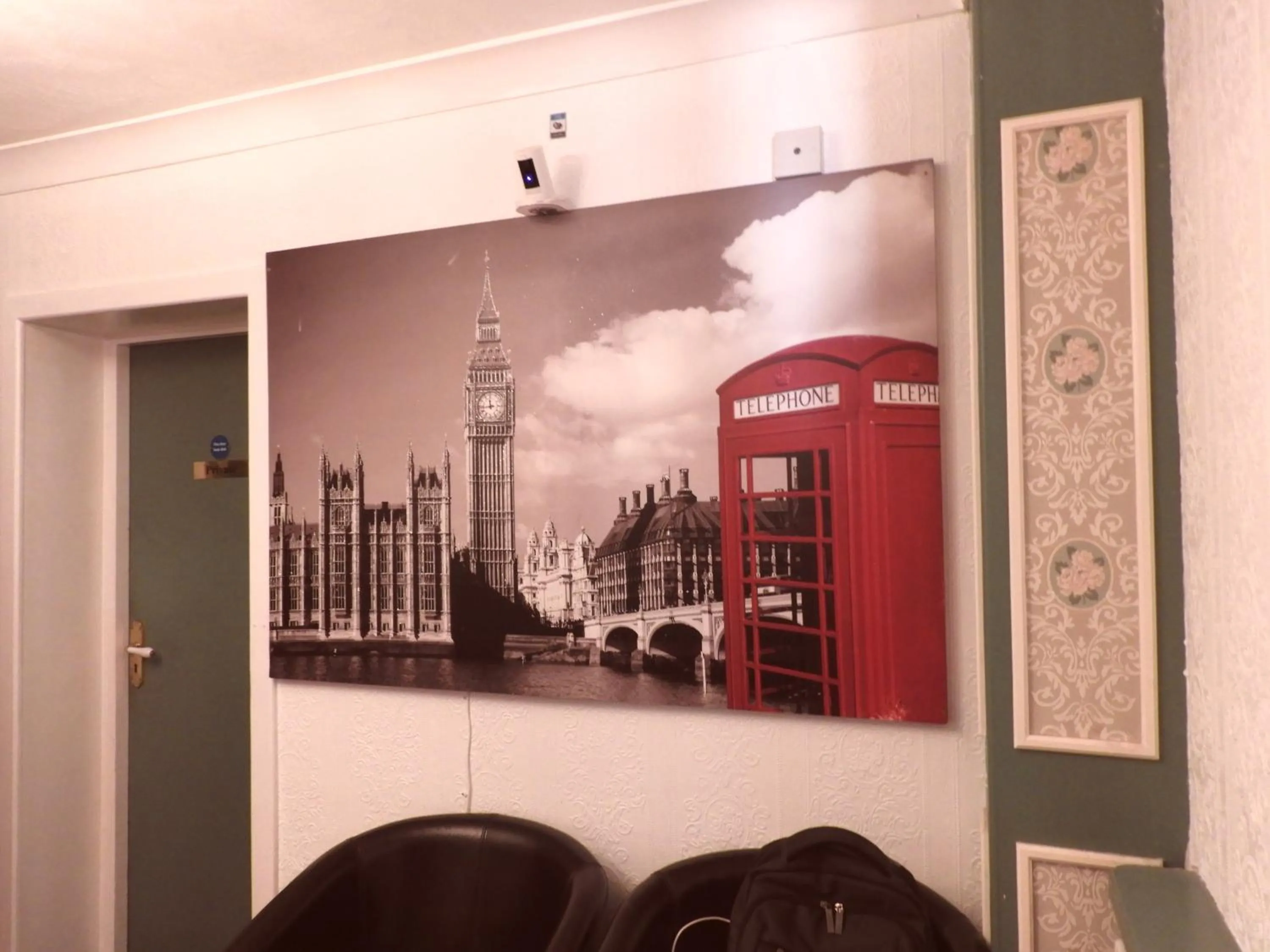 Lobby or reception in All Seasons Gatwick Guest House & Parking