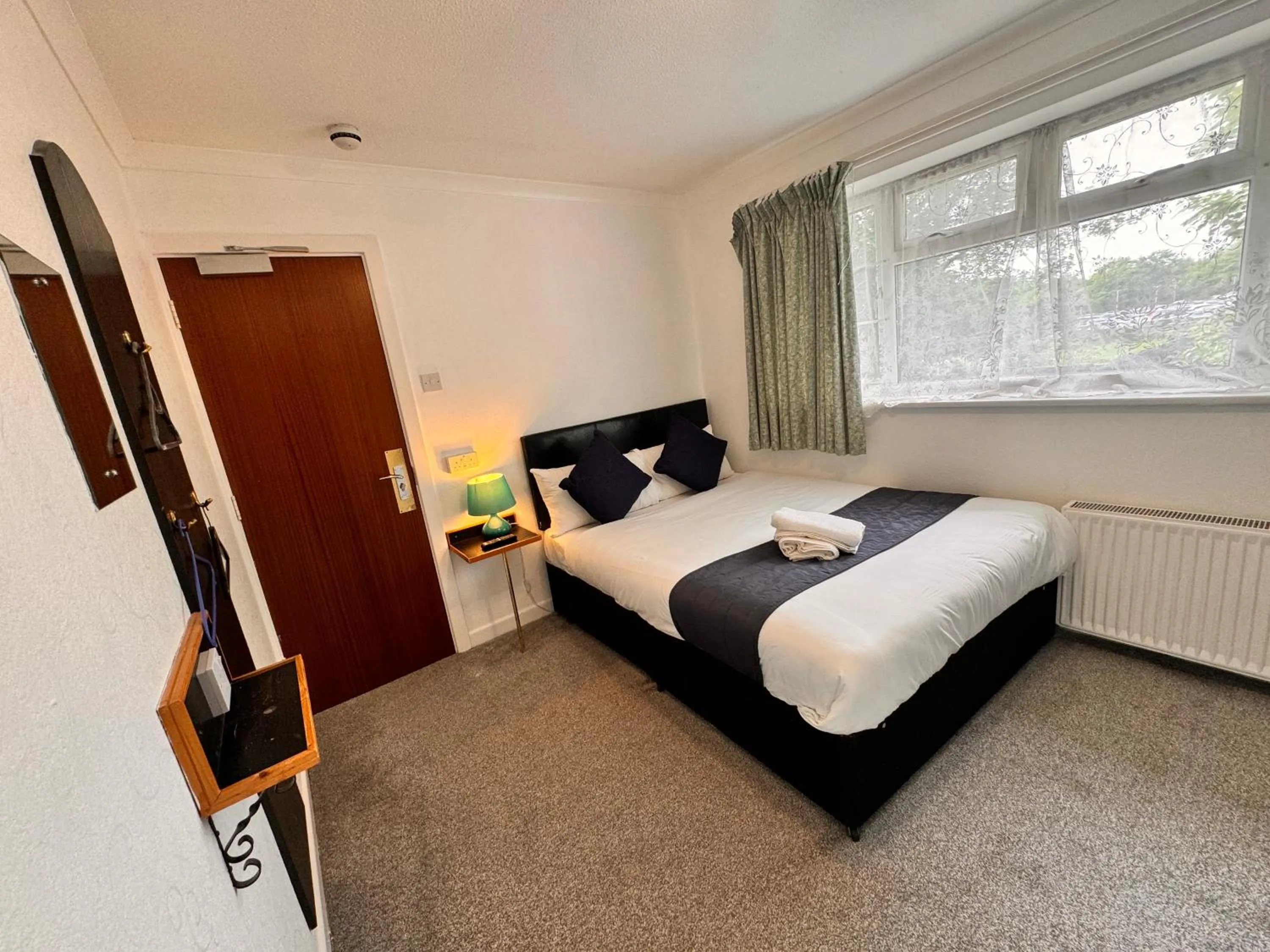 Bed in All Seasons Gatwick Guest House & Parking