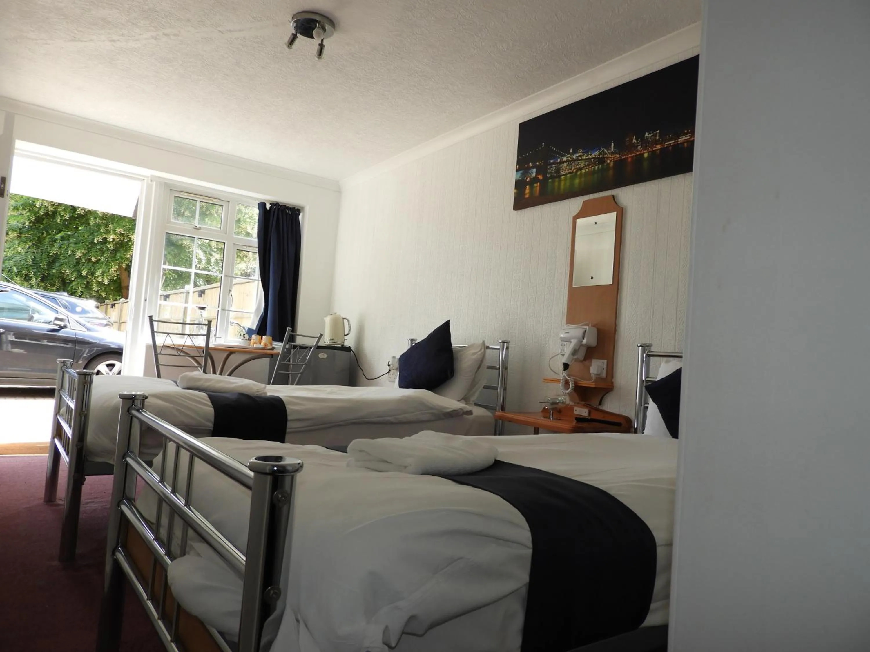 View (from property/room), Bed in All Seasons Gatwick Guest House & Parking