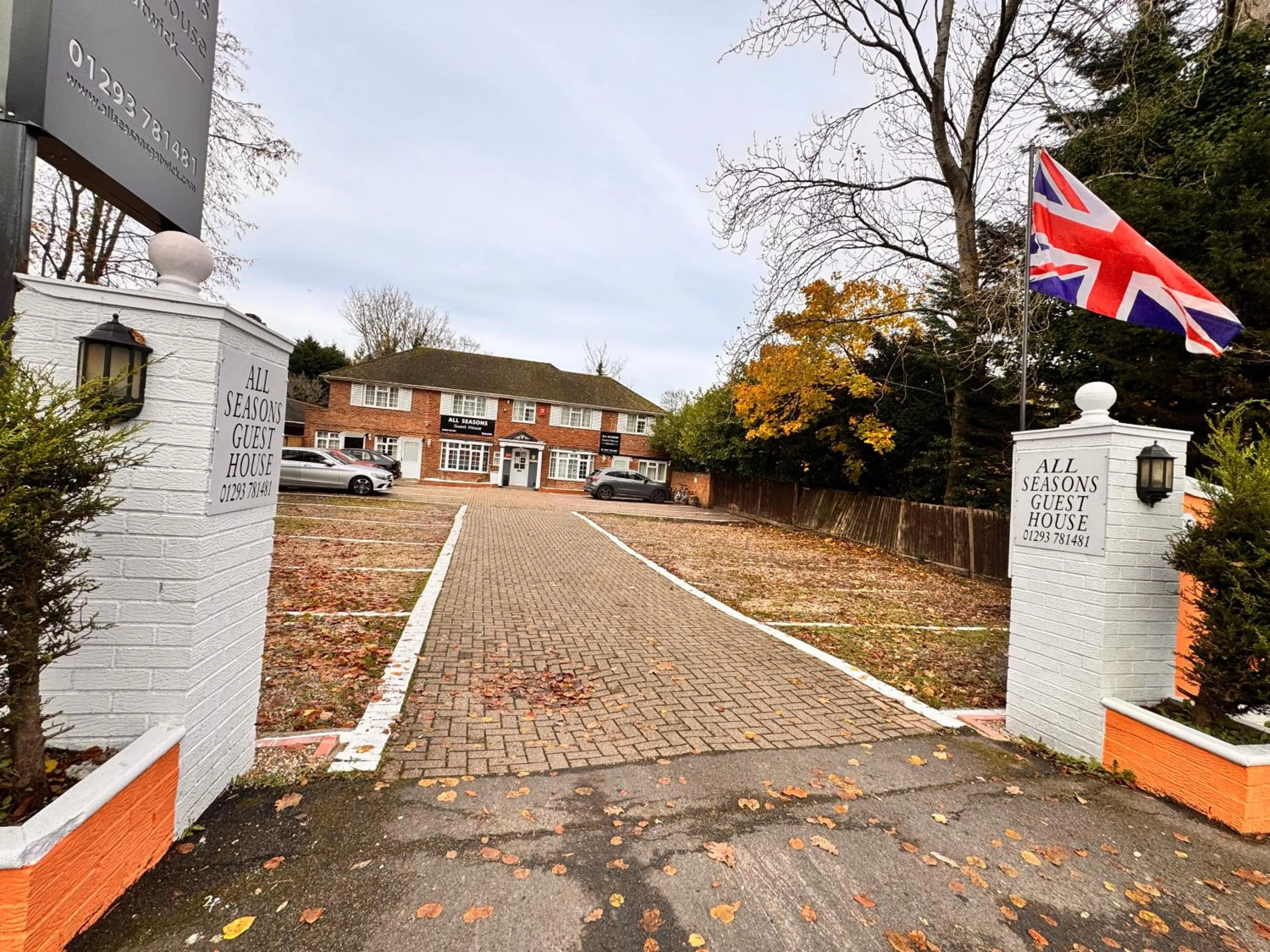 Property building in All Seasons Gatwick Guest House & Parking