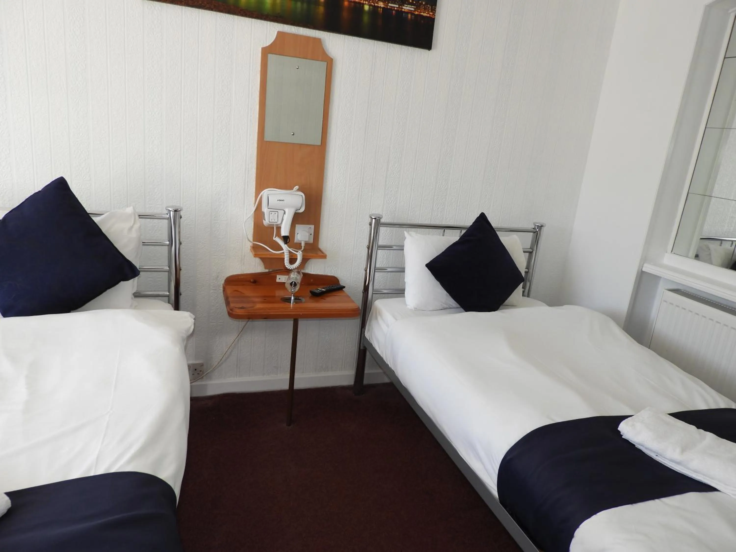 Bed in All Seasons Gatwick Guest House & Parking