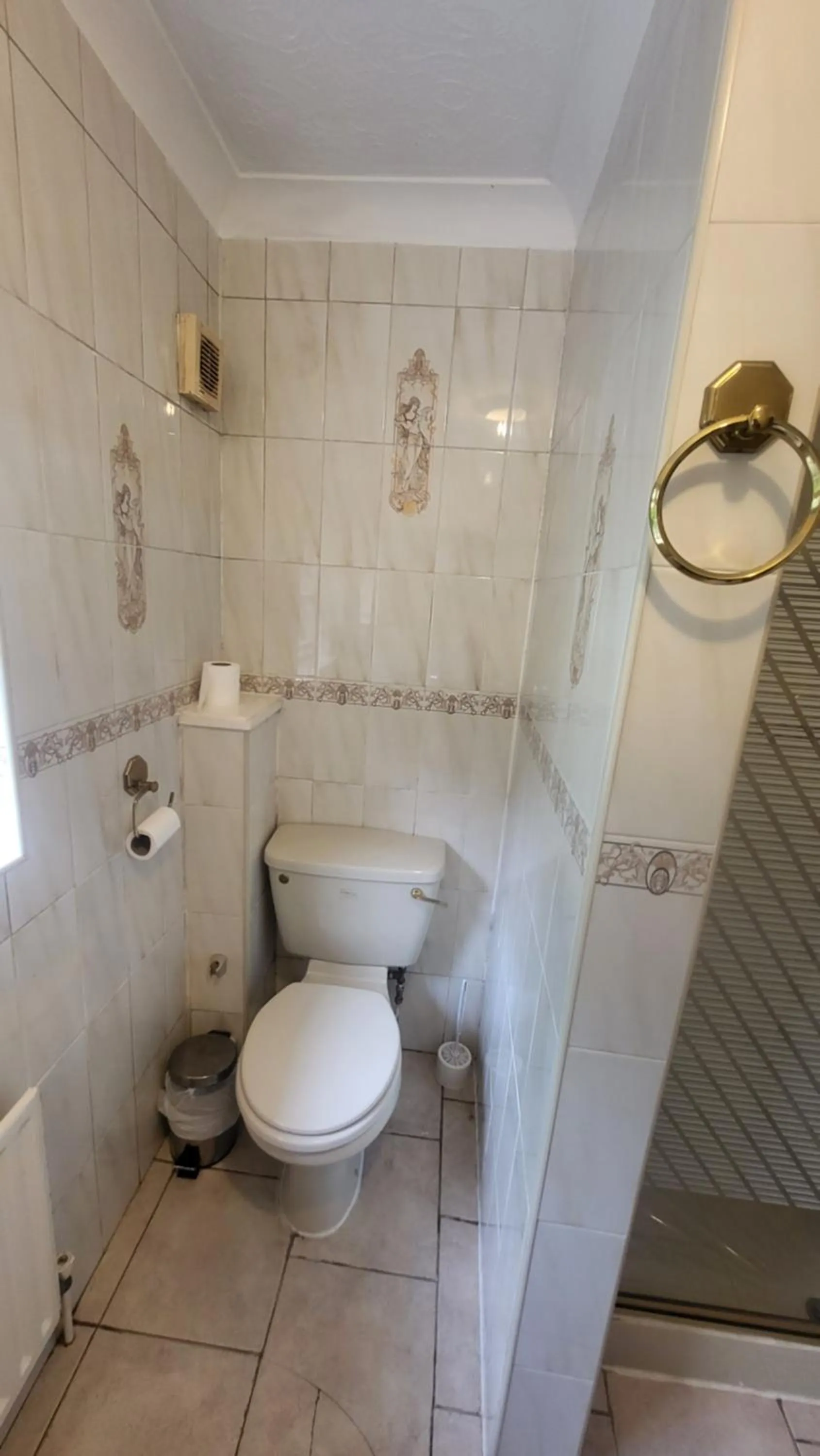 Toilet in All Seasons Gatwick Guest House & Parking