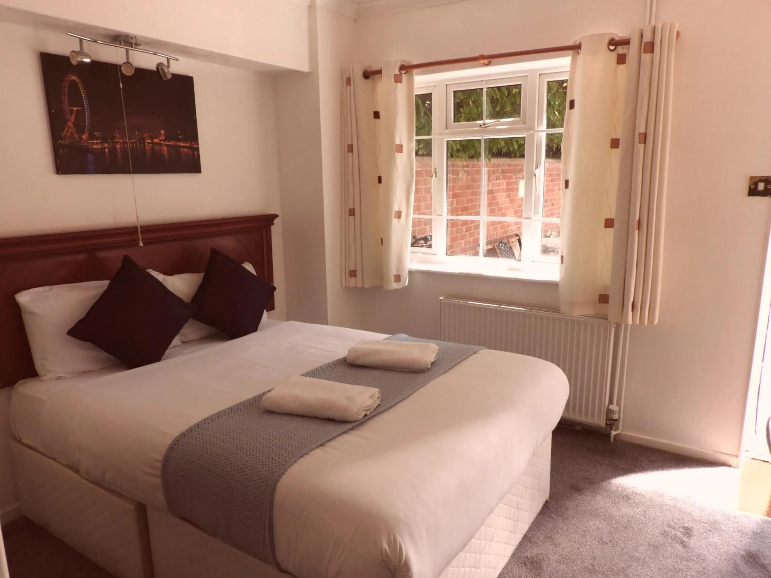 Bed in All Seasons Gatwick Guest House & Parking