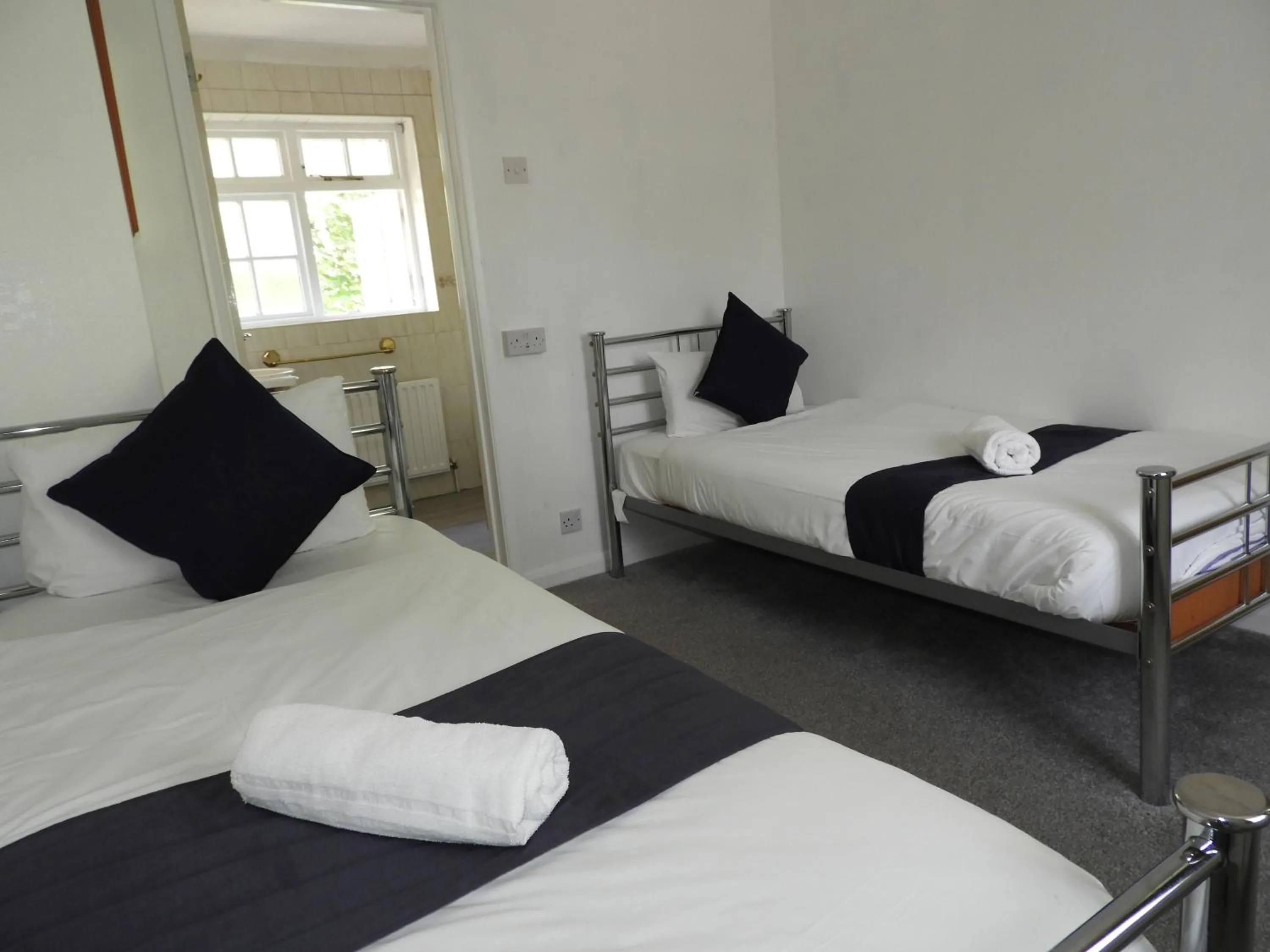 Bed in All Seasons Gatwick Guest House & Parking