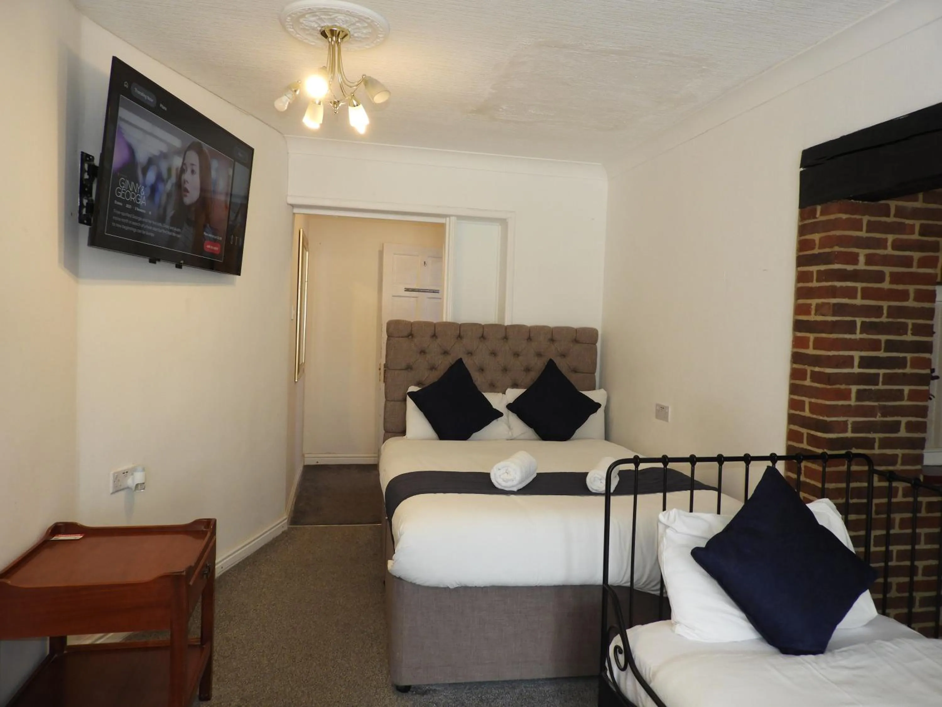 Bed in All Seasons Gatwick Guest House & Parking