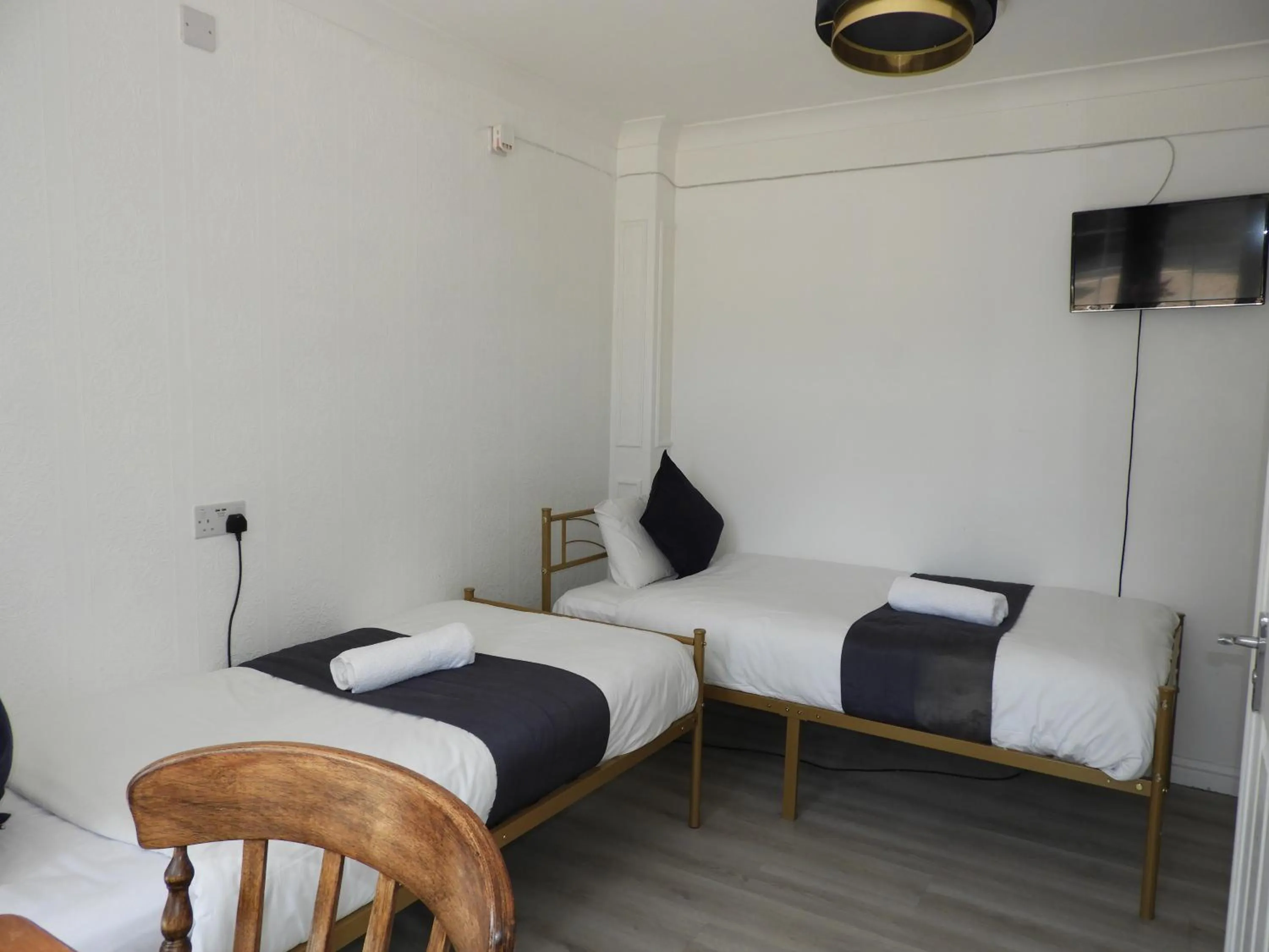 Bed in All Seasons Gatwick Guest House & Parking