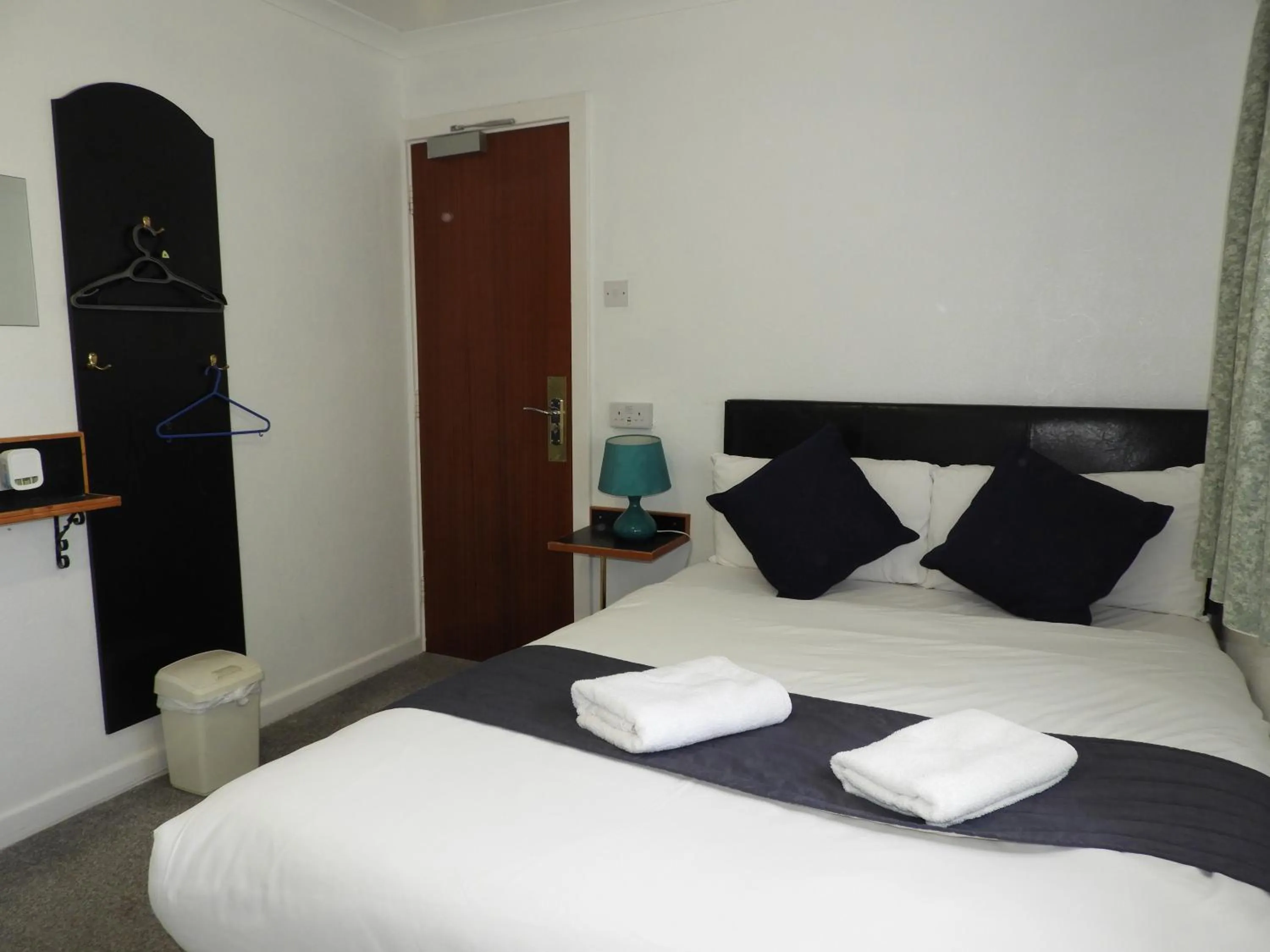 Bed in All Seasons Gatwick Guest House & Parking