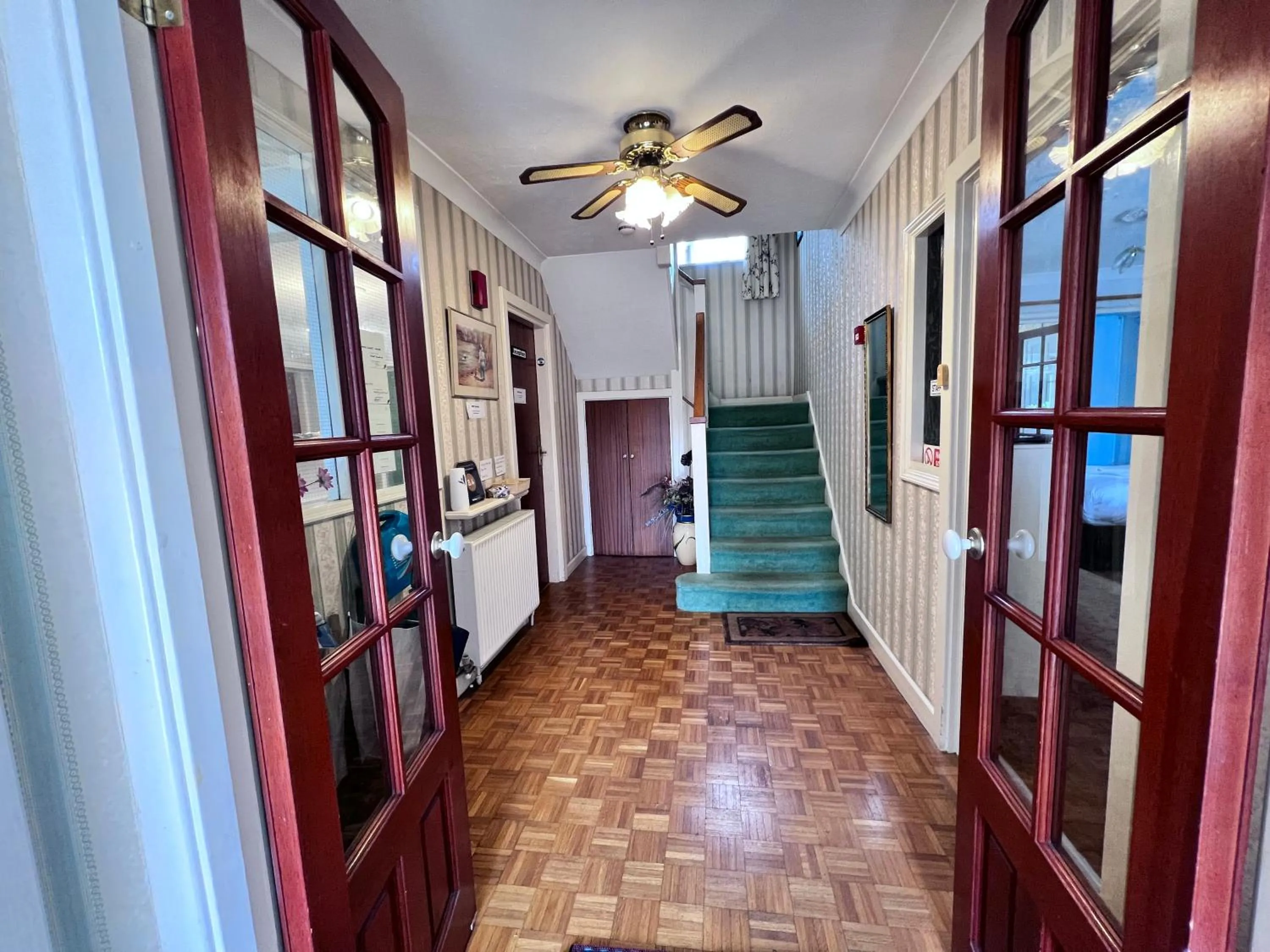 Property building in All Seasons Gatwick Guest House & Parking