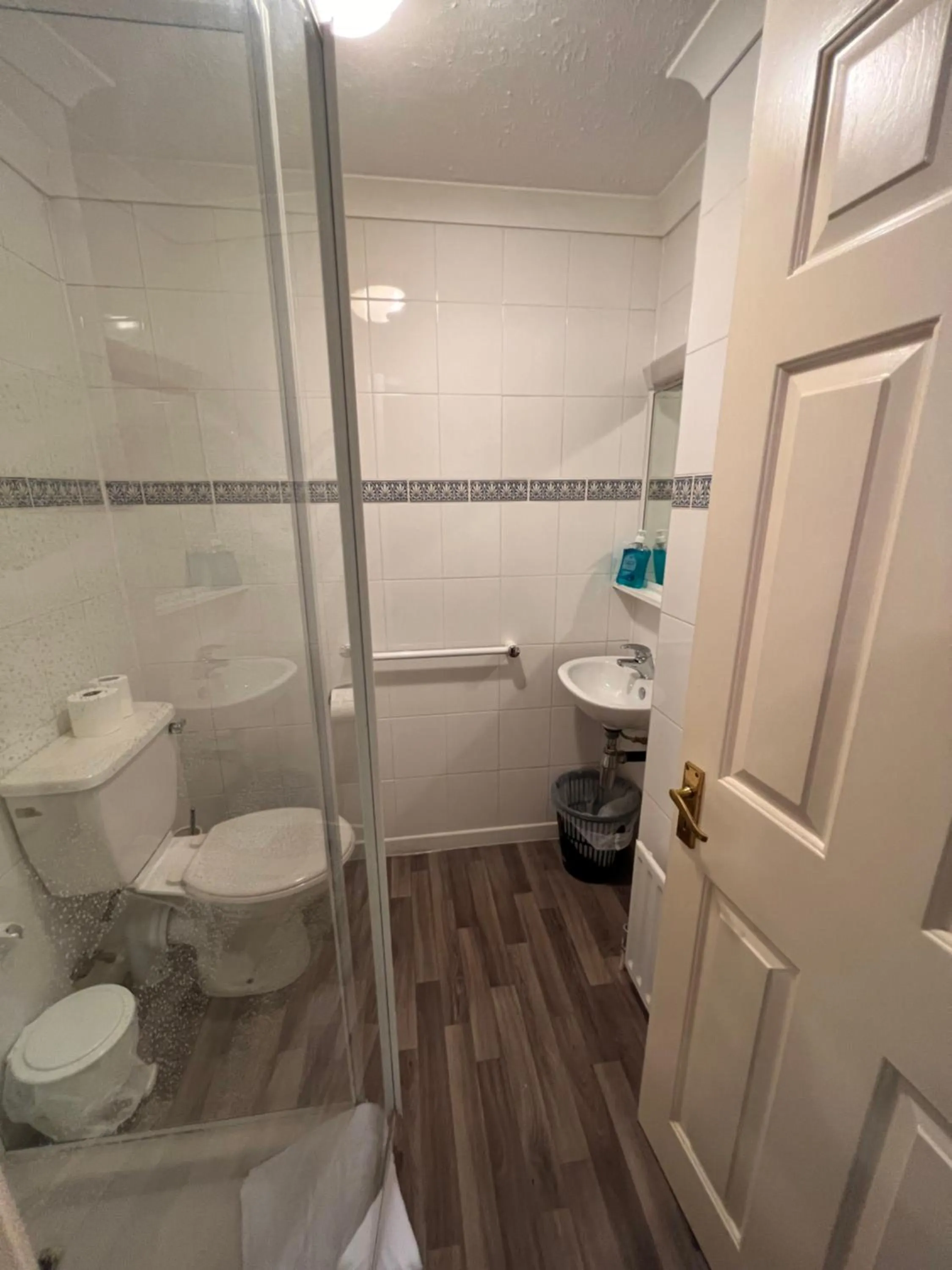 Bathroom in All Seasons Gatwick Guest House & Parking