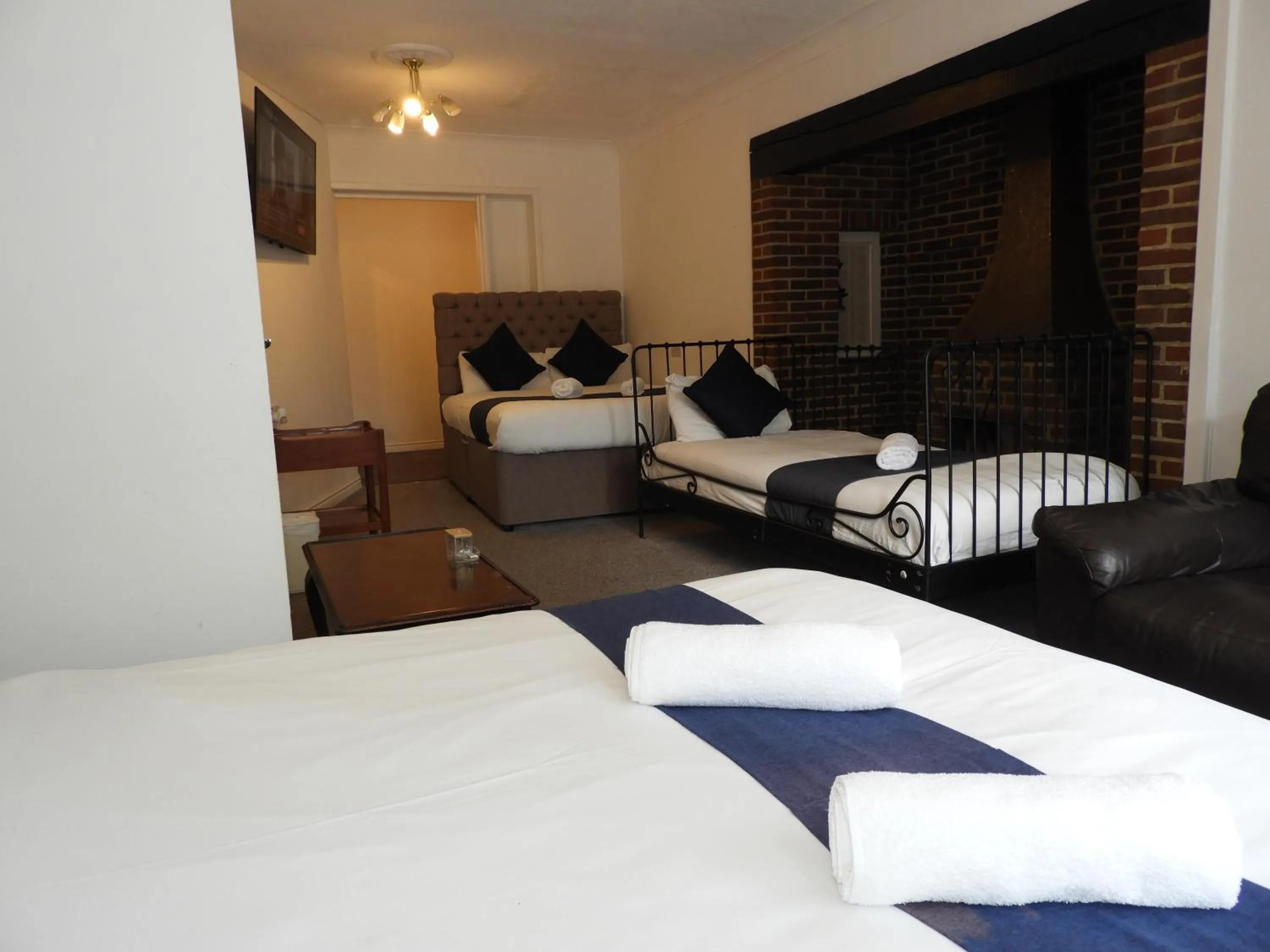Bed in All Seasons Gatwick Guest House & Parking