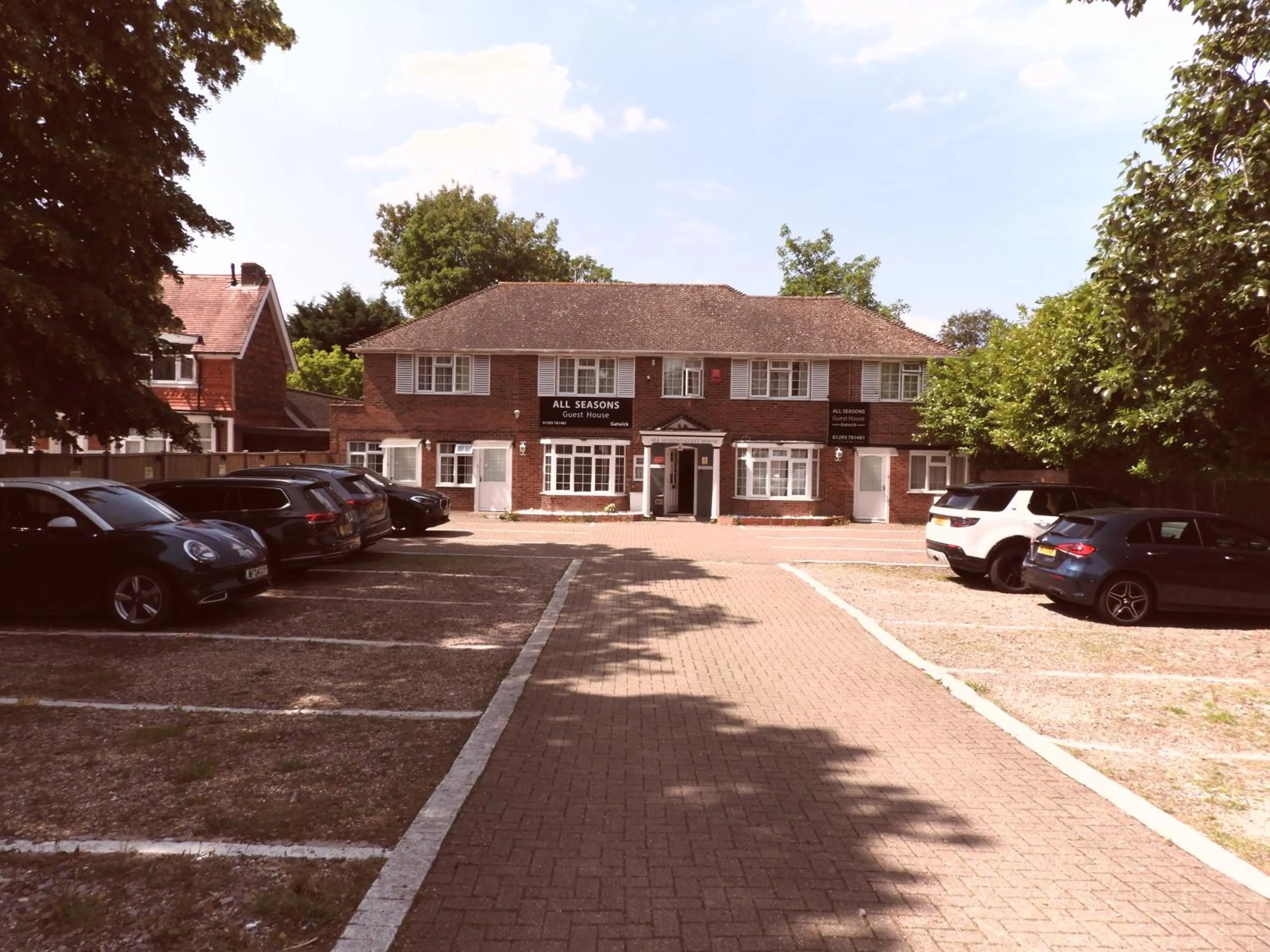 Property building in All Seasons Gatwick Guest House & Parking