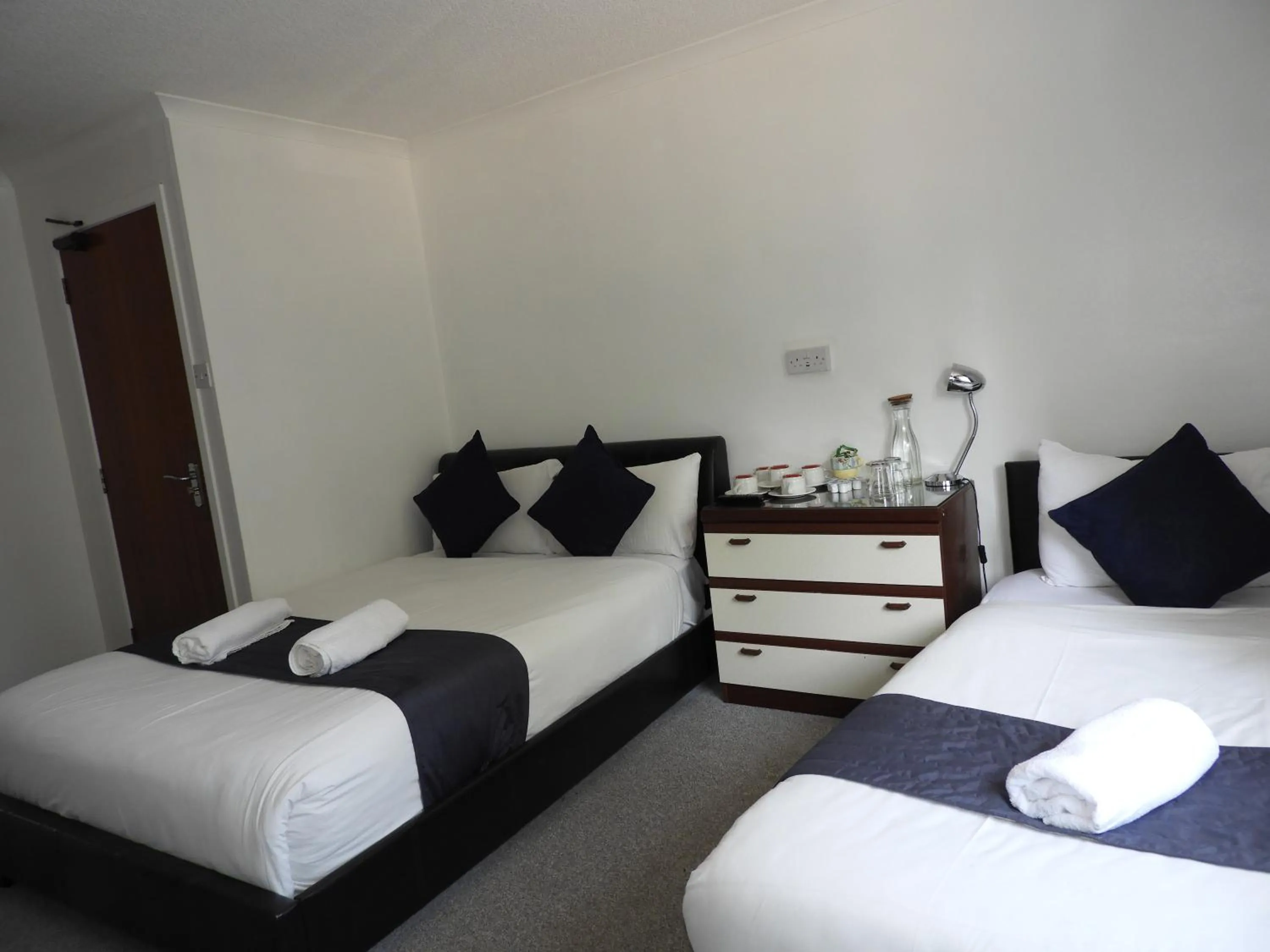 Bed in All Seasons Gatwick Guest House & Parking