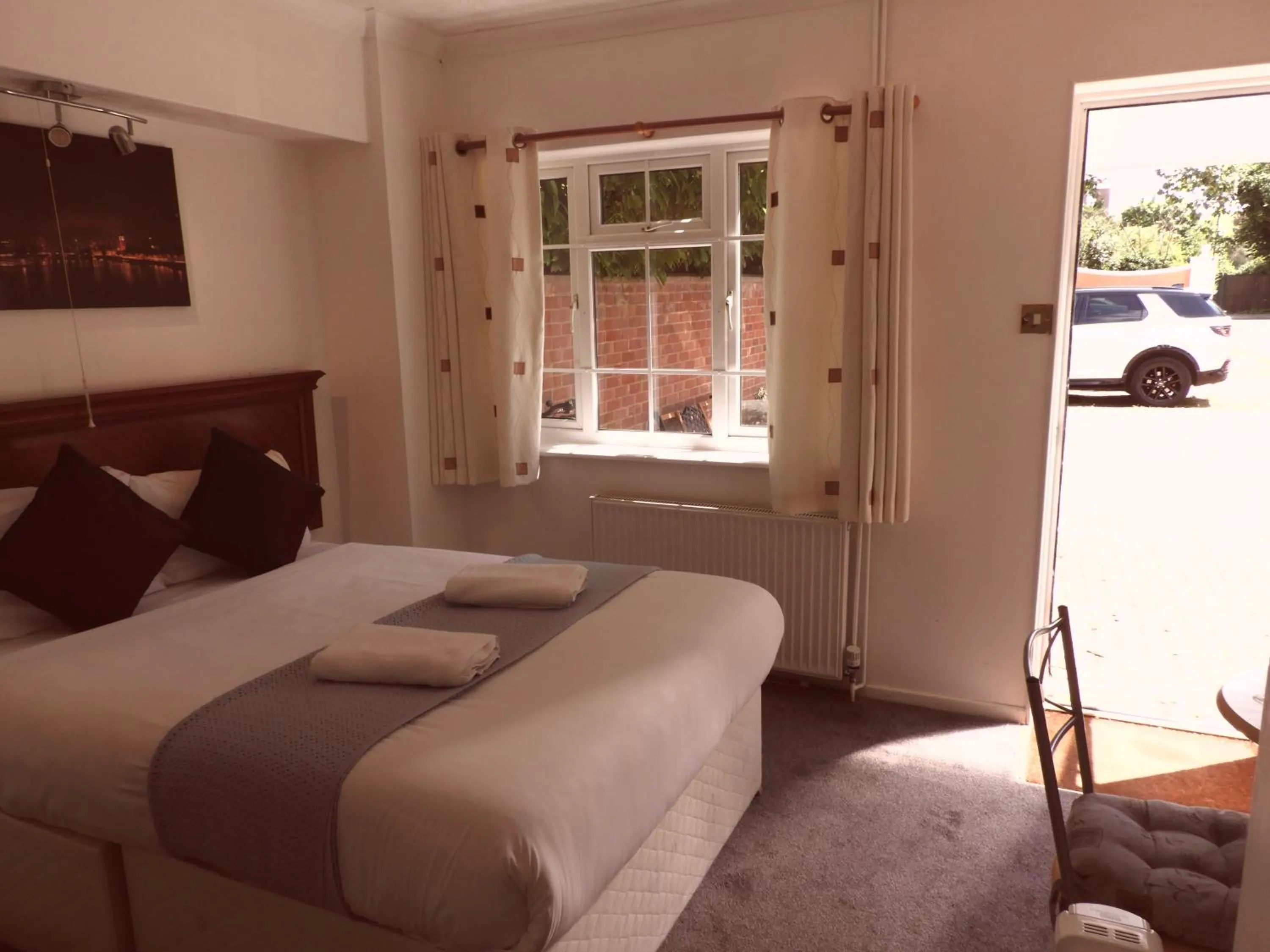 View (from property/room), Bed in All Seasons Gatwick Guest House & Parking