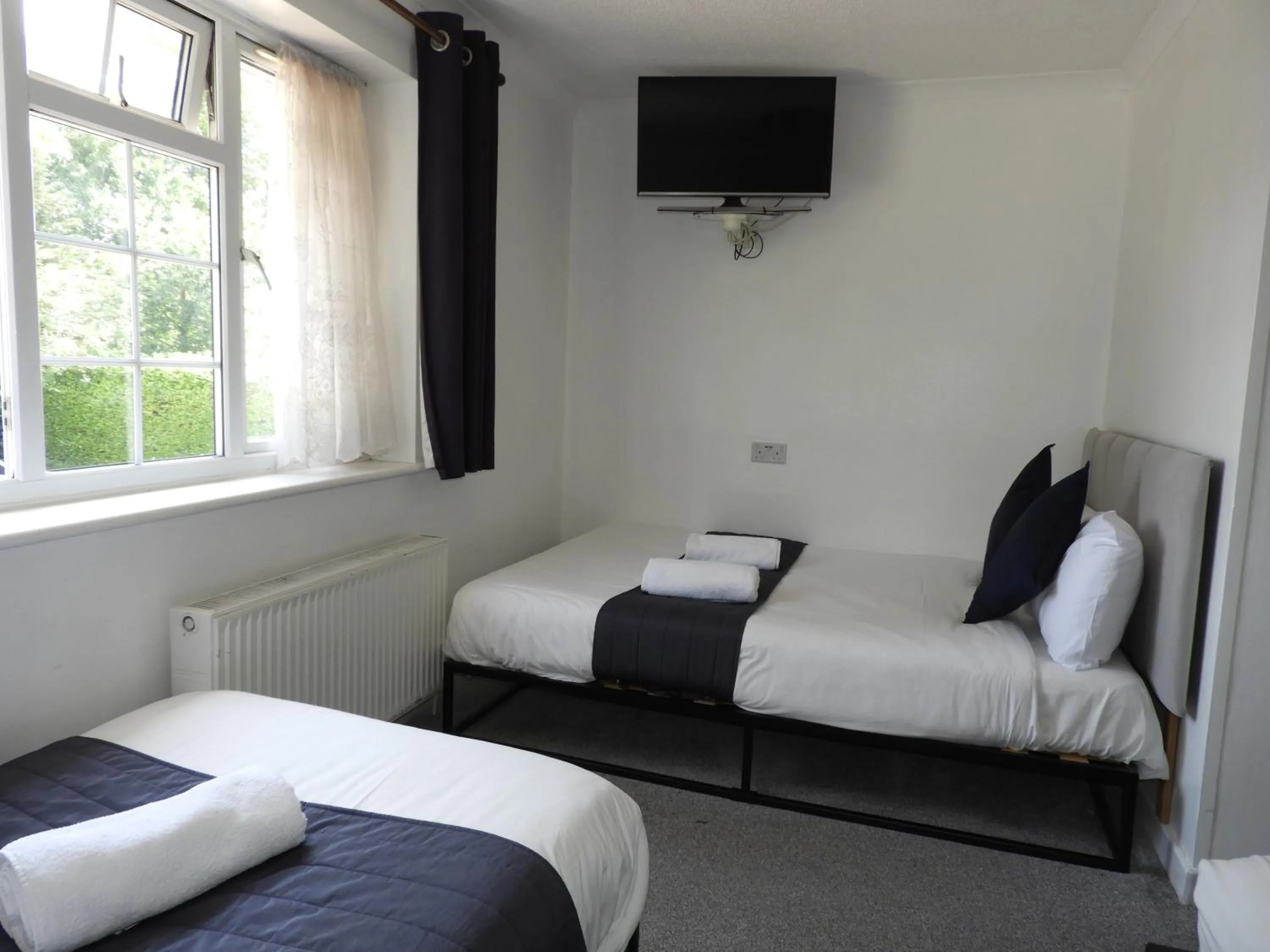 Bed in All Seasons Gatwick Guest House & Parking