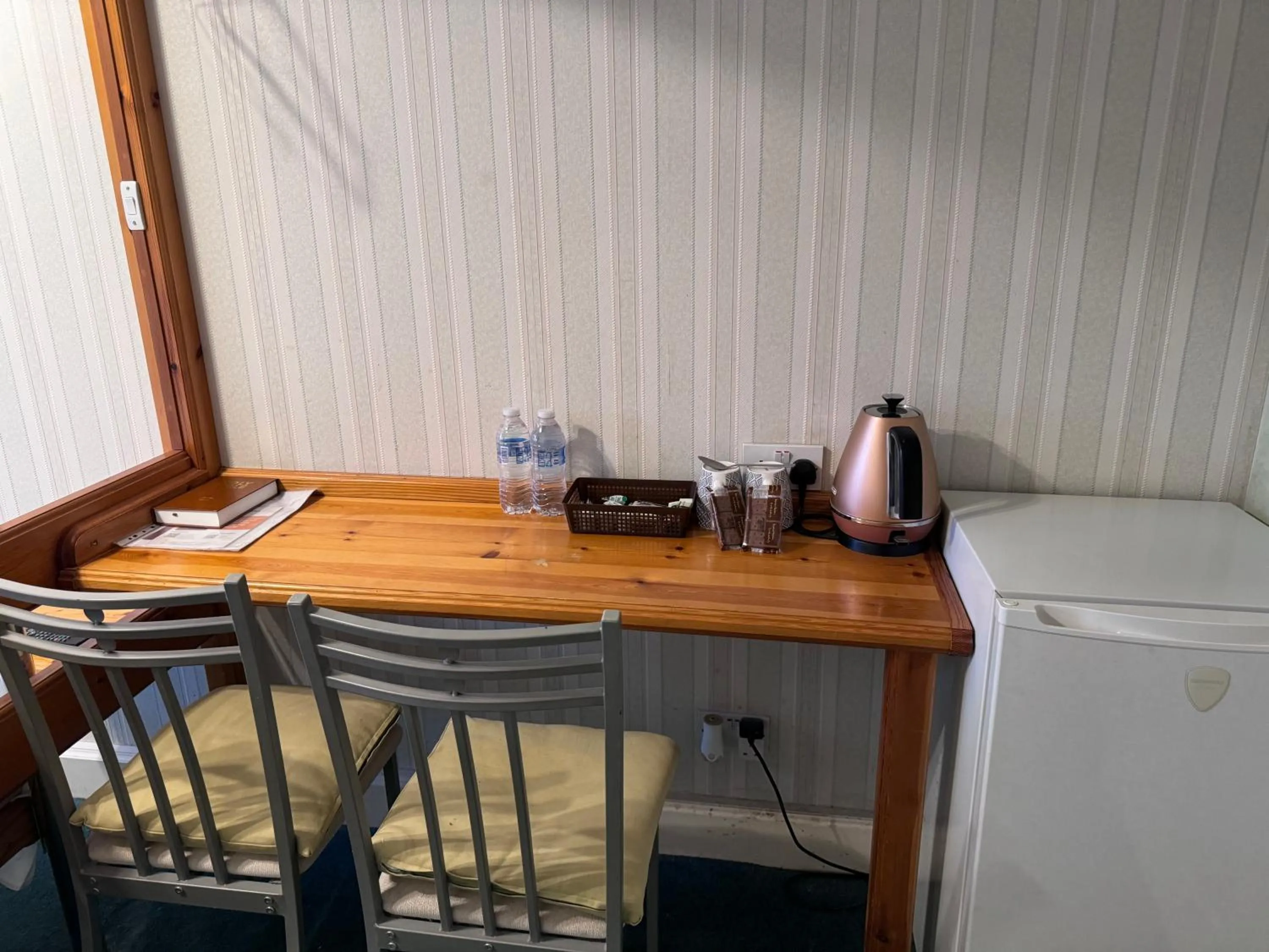 Coffee/tea facilities in All Seasons Gatwick Guest House & Parking