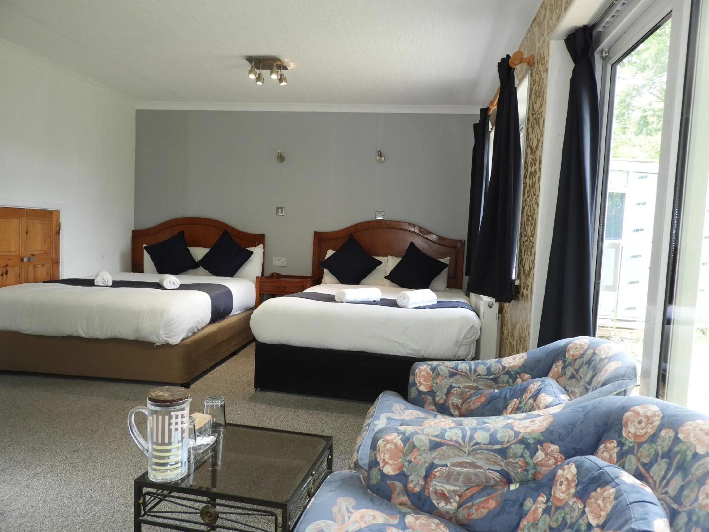 Bed in All Seasons Gatwick Guest House & Parking