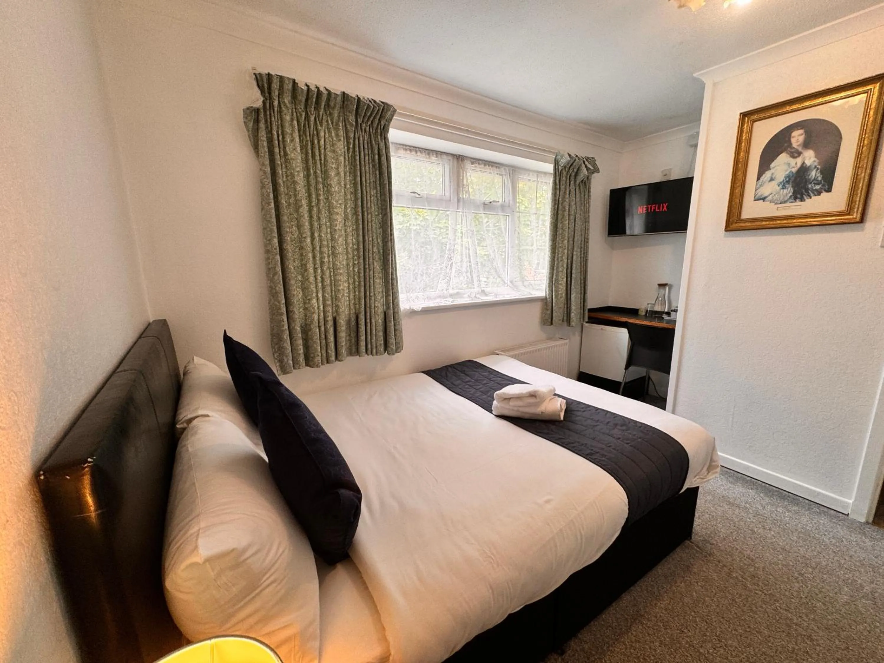 Bed in All Seasons Gatwick Guest House & Parking