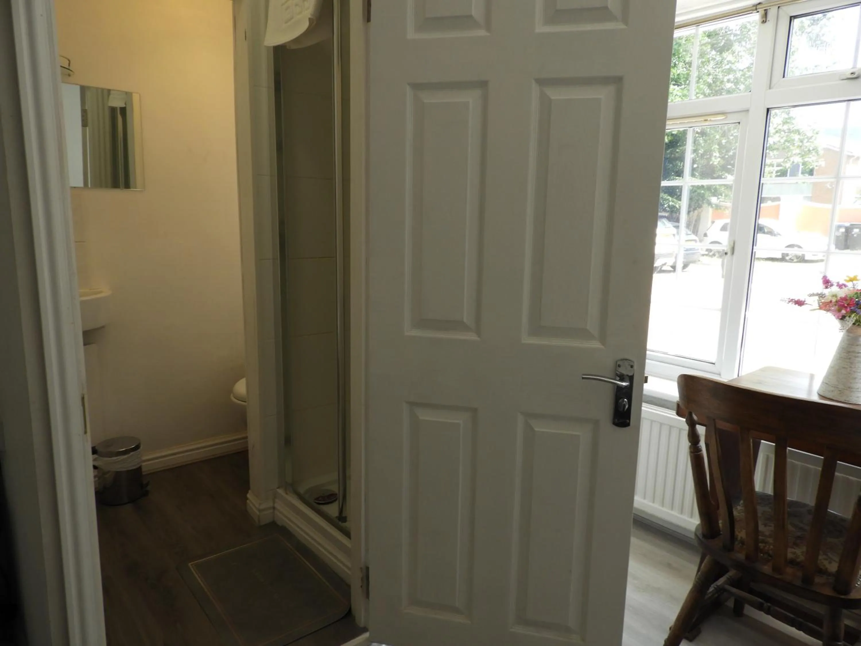 Bathroom in All Seasons Gatwick Guest House & Parking