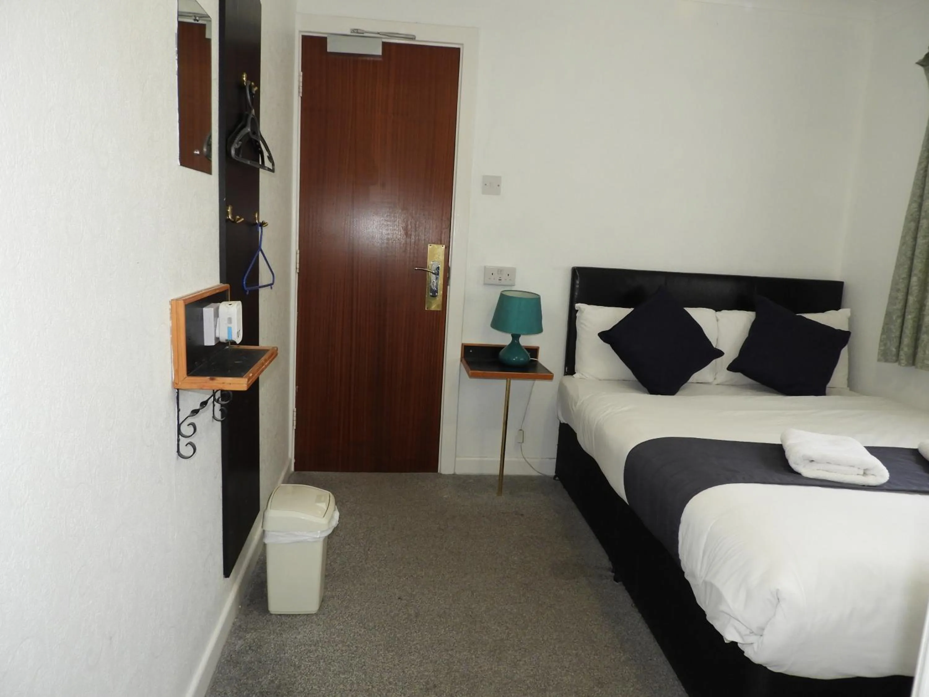 Bed in All Seasons Gatwick Guest House & Parking