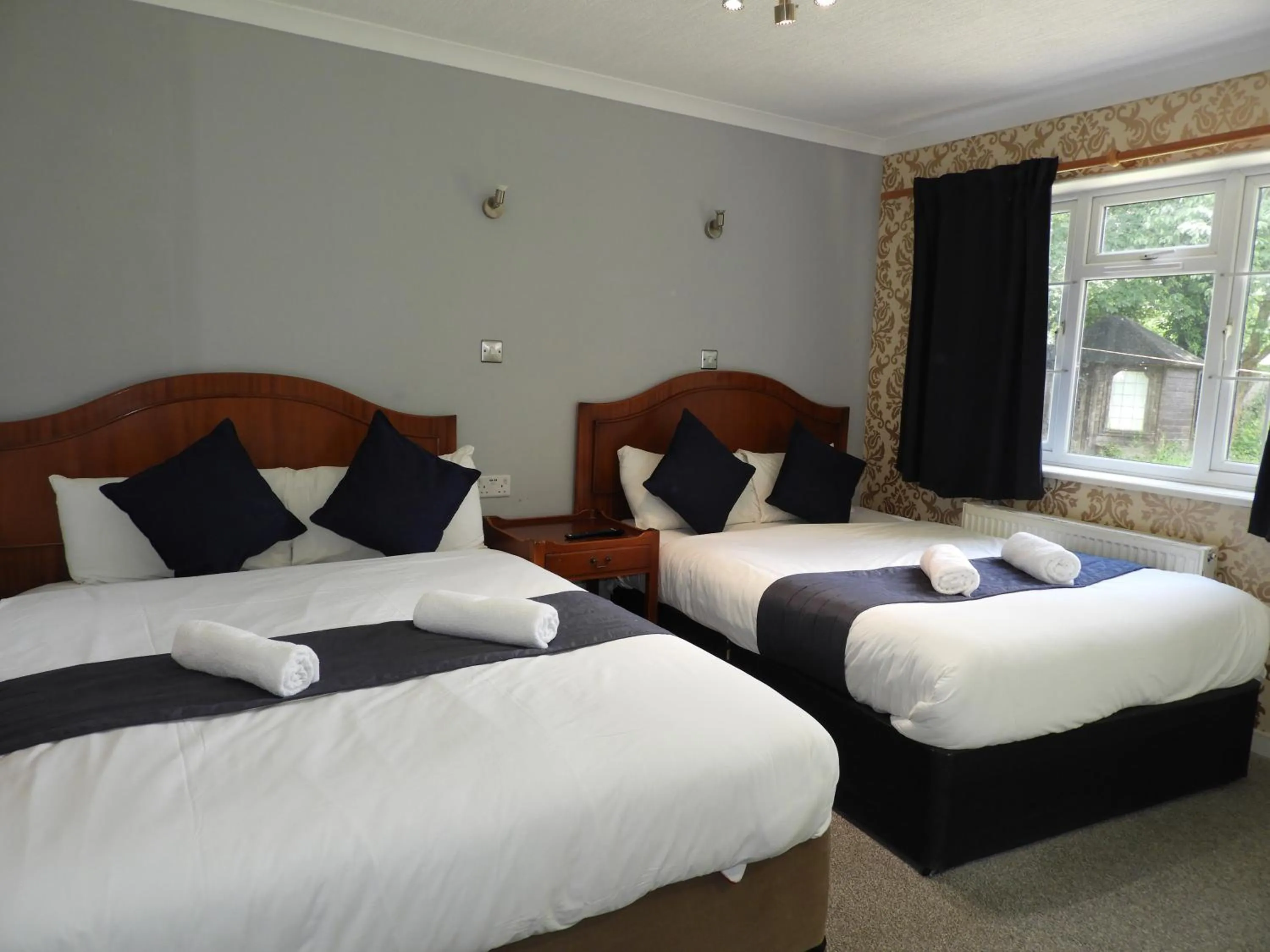 Bed in All Seasons Gatwick Guest House & Parking