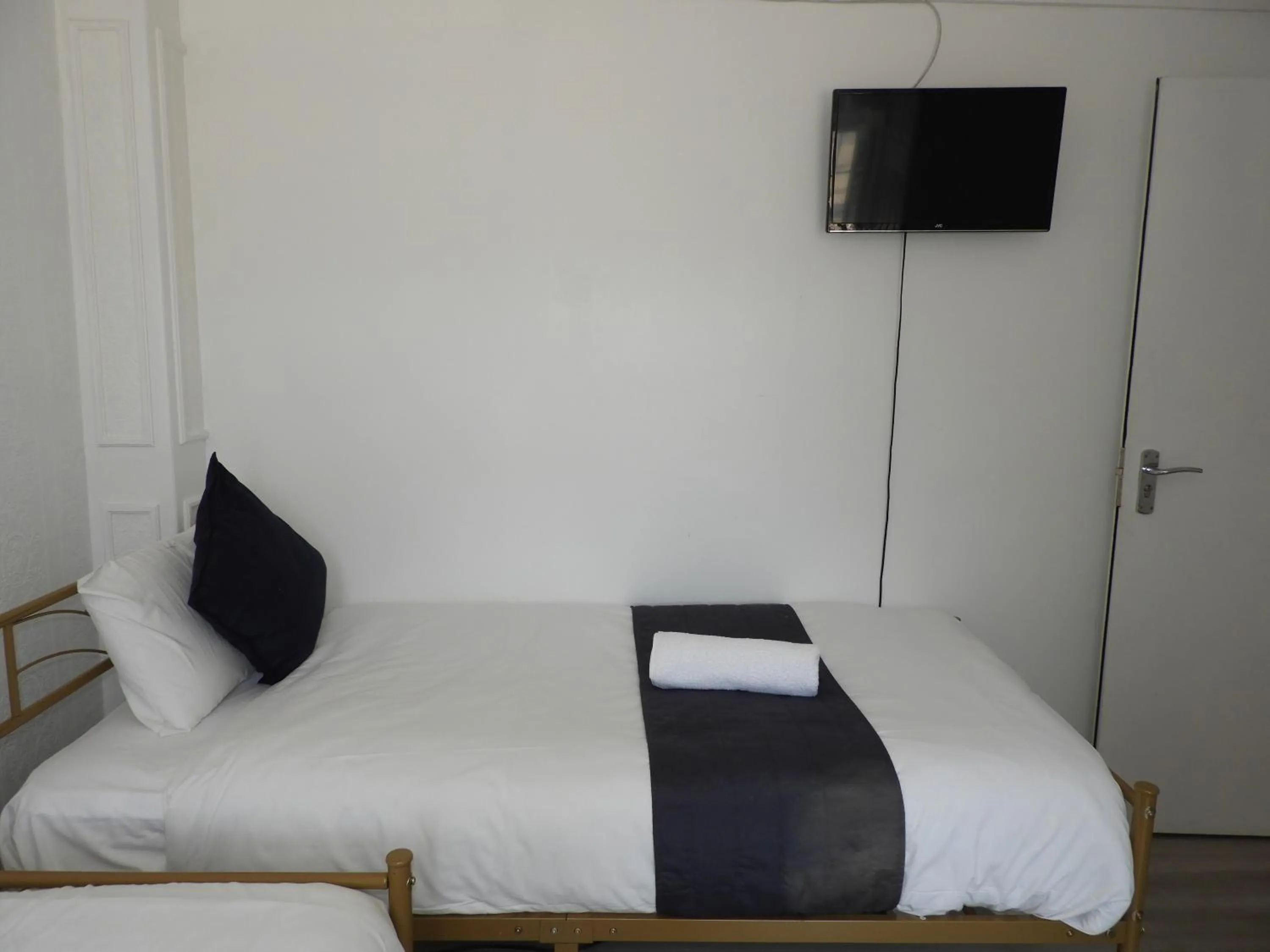 TV and multimedia, Bed in All Seasons Gatwick Guest House & Parking