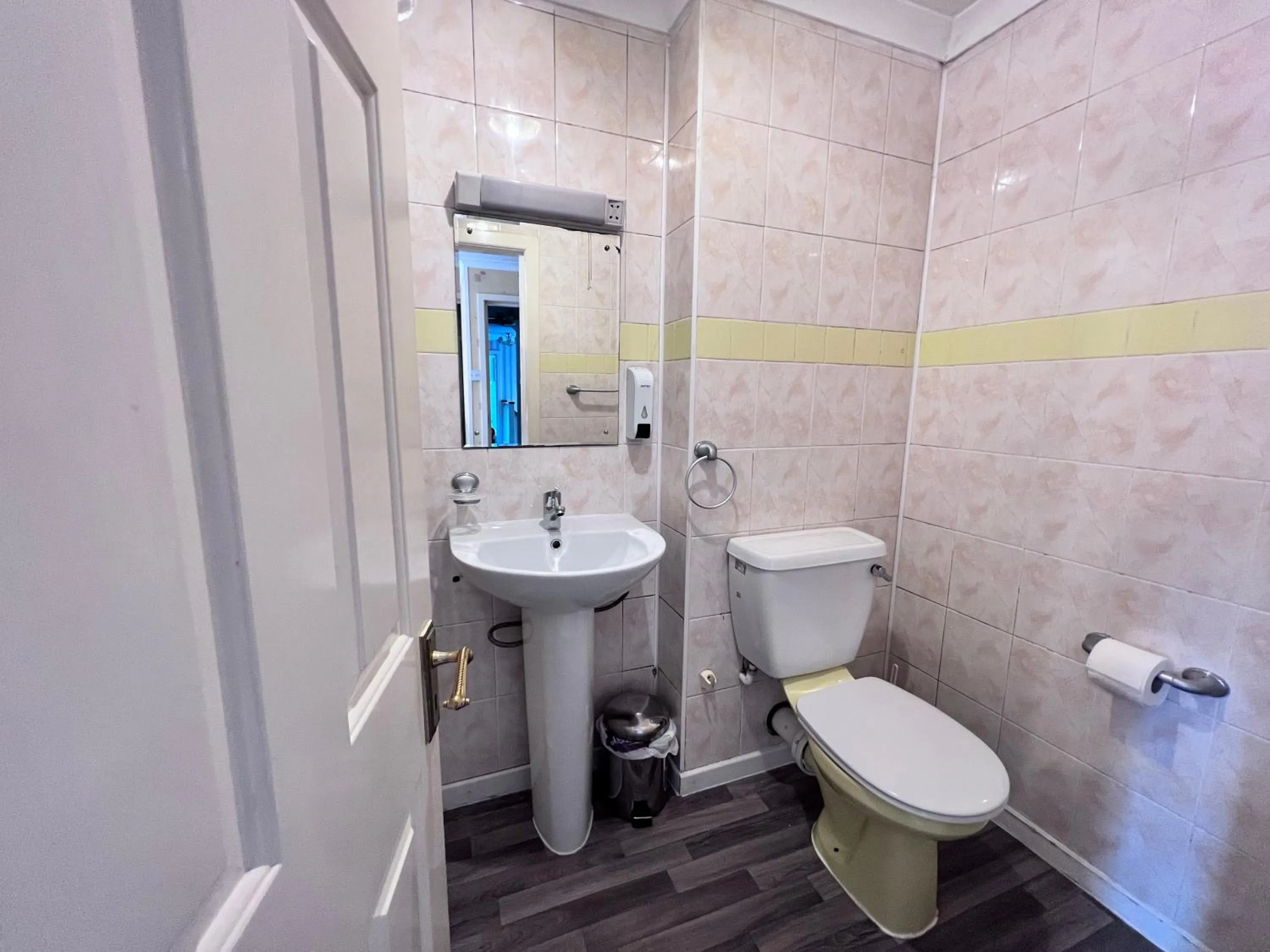 Shower in All Seasons Gatwick Guest House & Parking