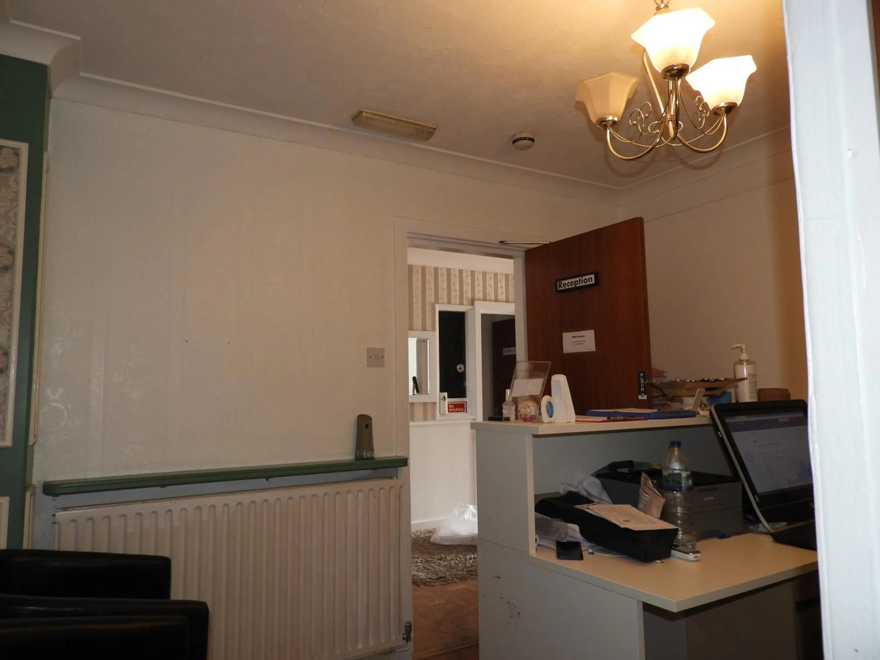Lobby or reception in All Seasons Gatwick Guest House & Parking
