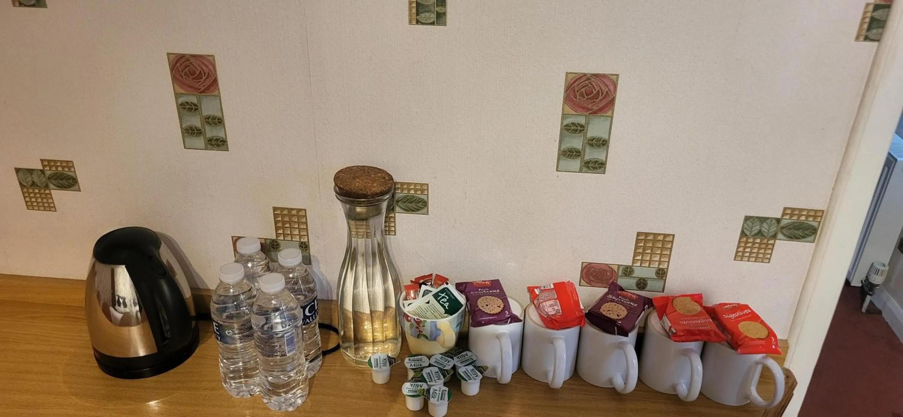 Coffee/tea facilities in All Seasons Gatwick Guest House & Parking