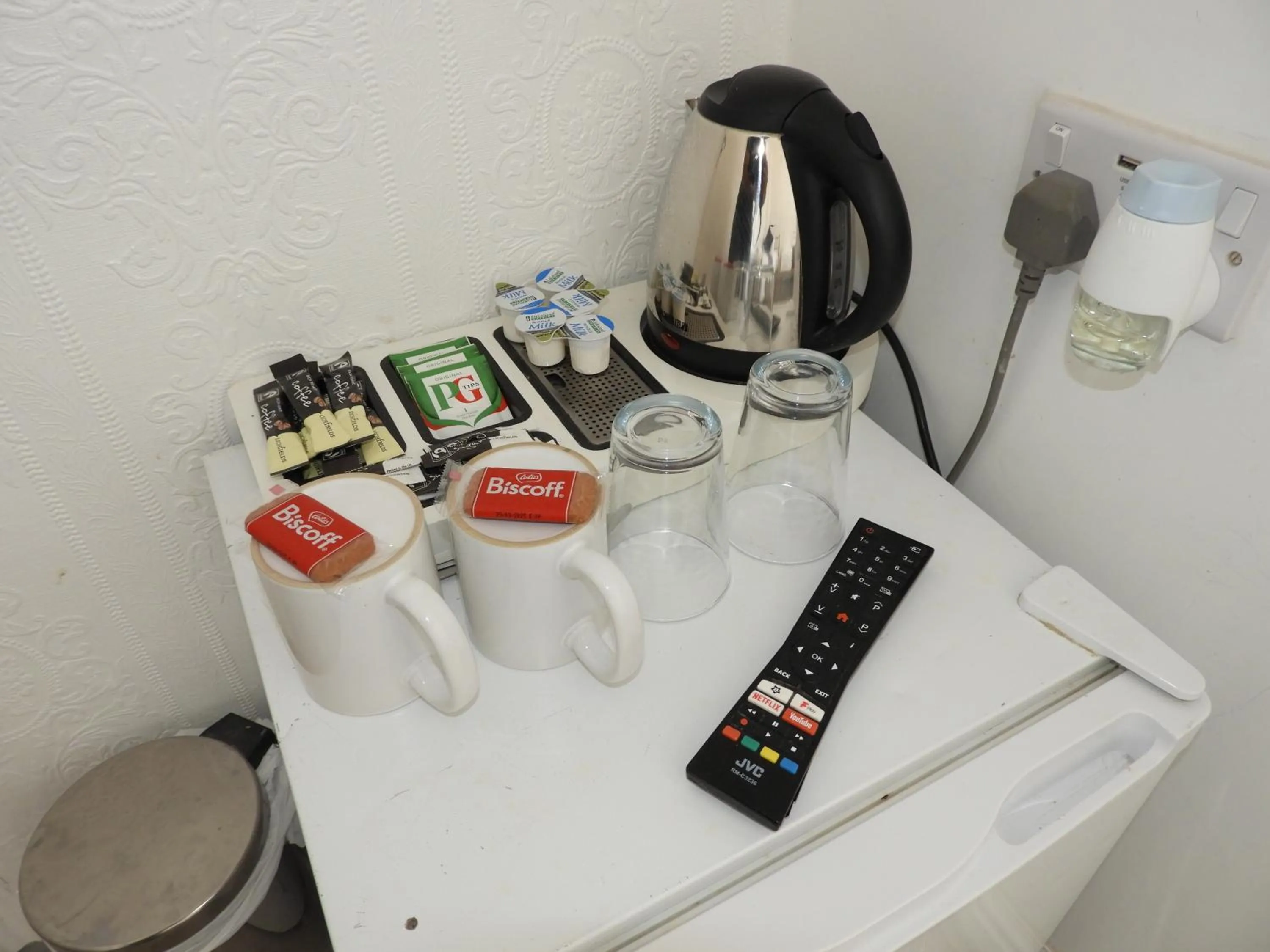 Coffee/tea facilities in All Seasons Gatwick Guest House & Parking
