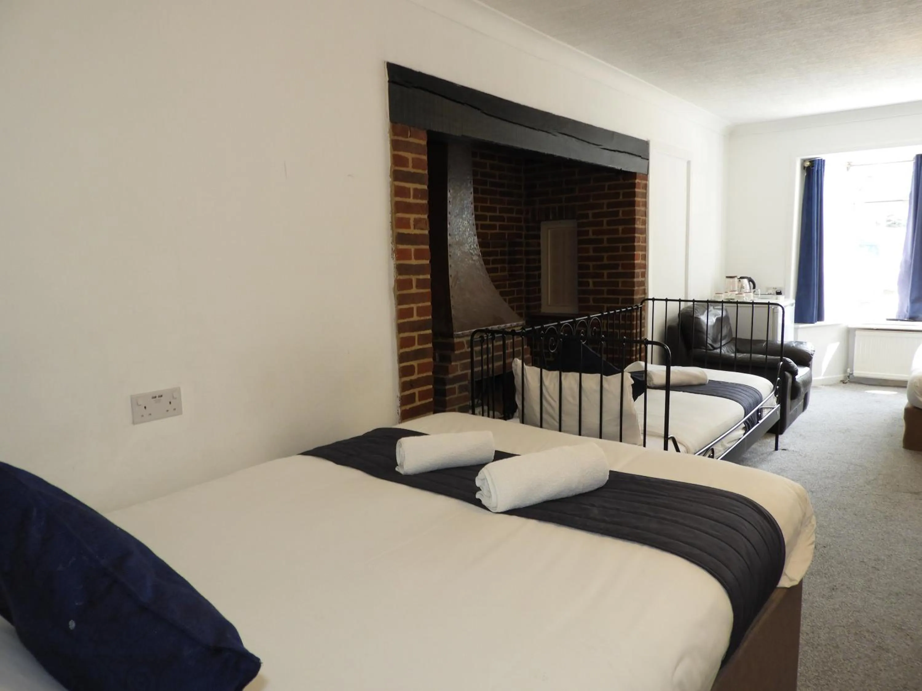 Bed in All Seasons Gatwick Guest House & Parking