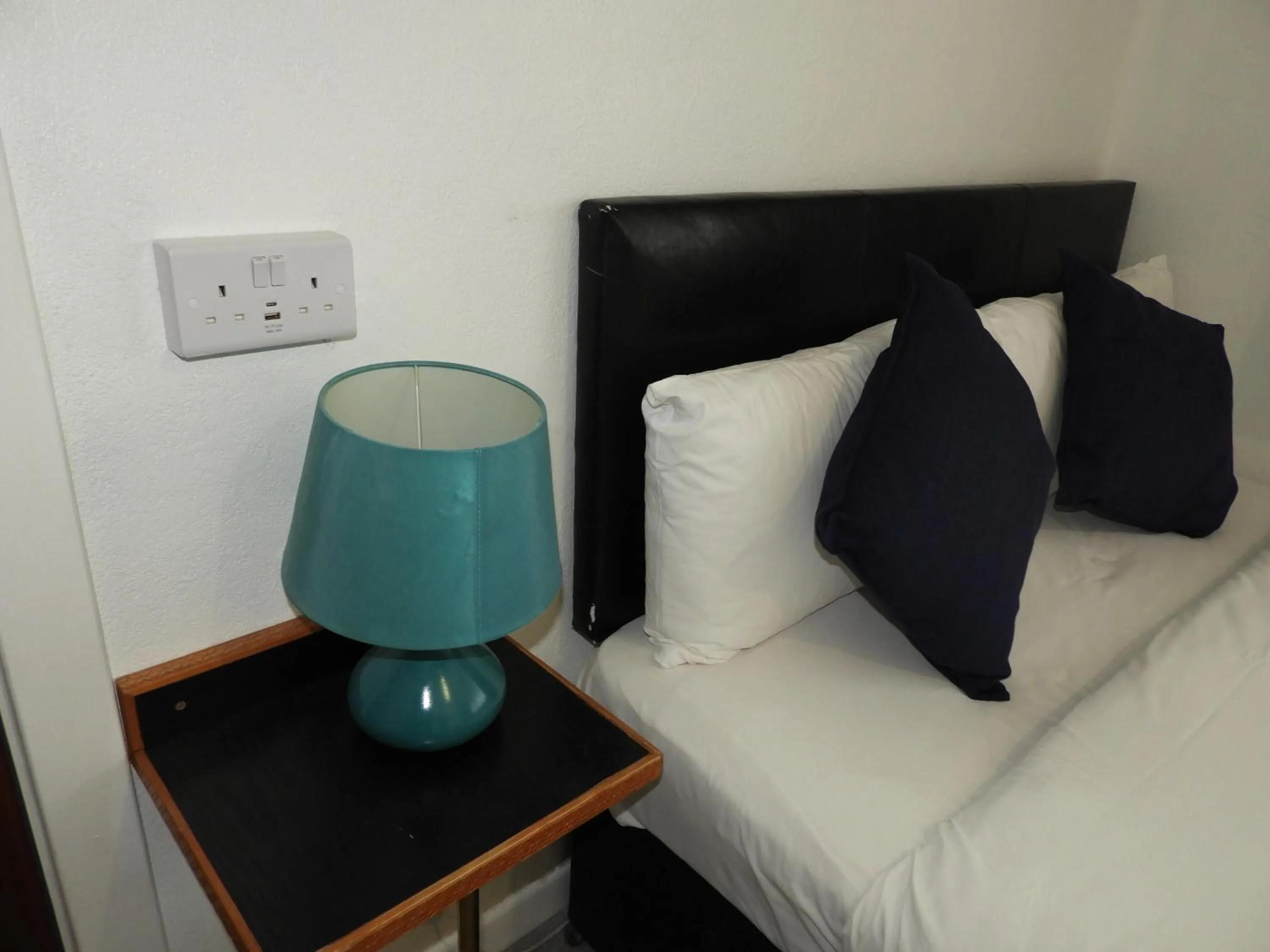 Bed in All Seasons Gatwick Guest House & Parking