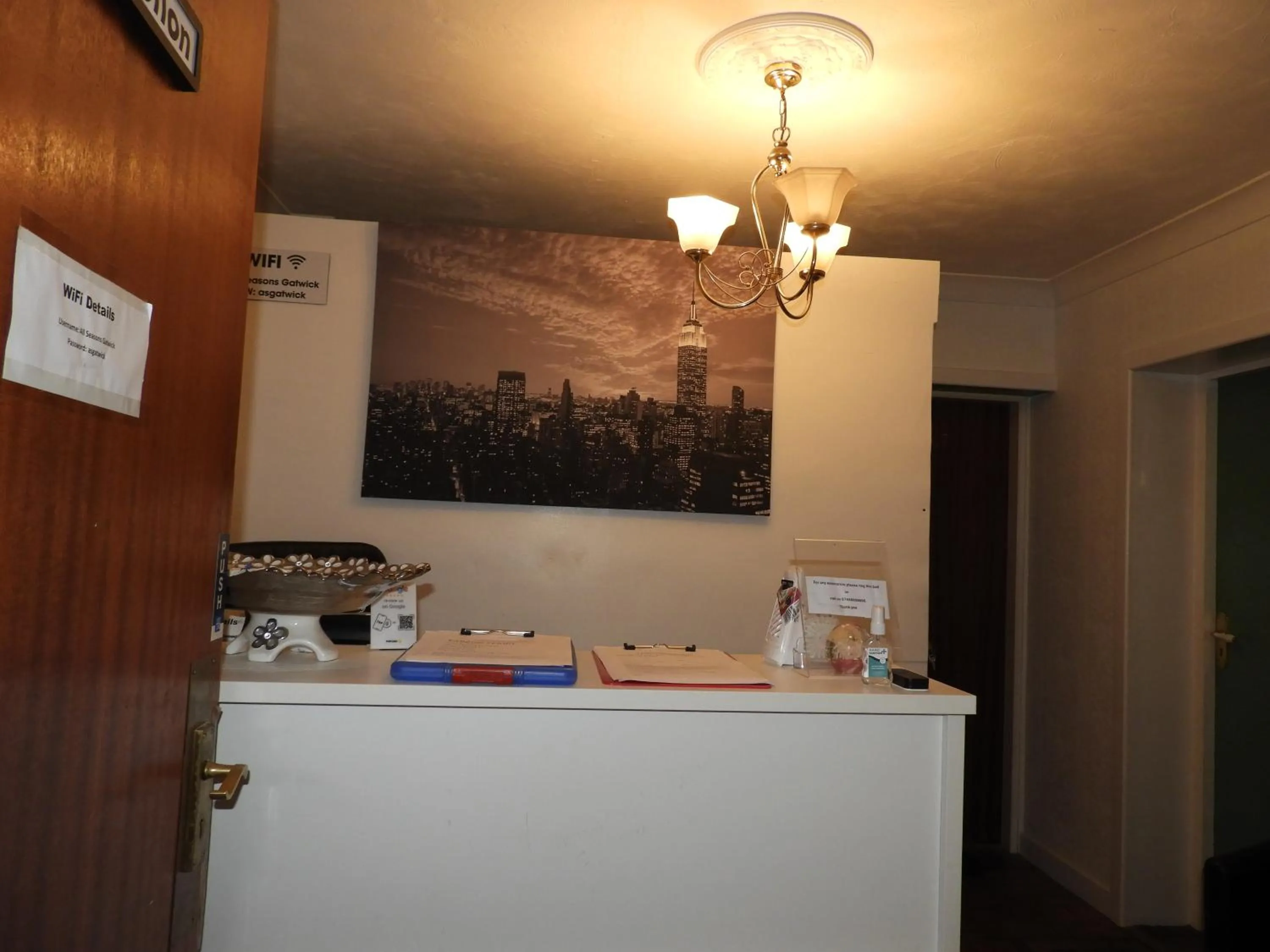 Lobby or reception in All Seasons Gatwick Guest House & Parking