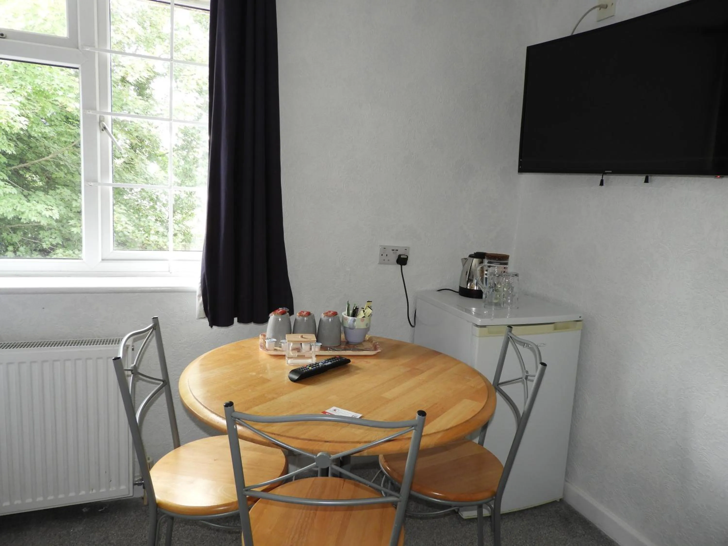 TV and multimedia in All Seasons Gatwick Guest House & Parking