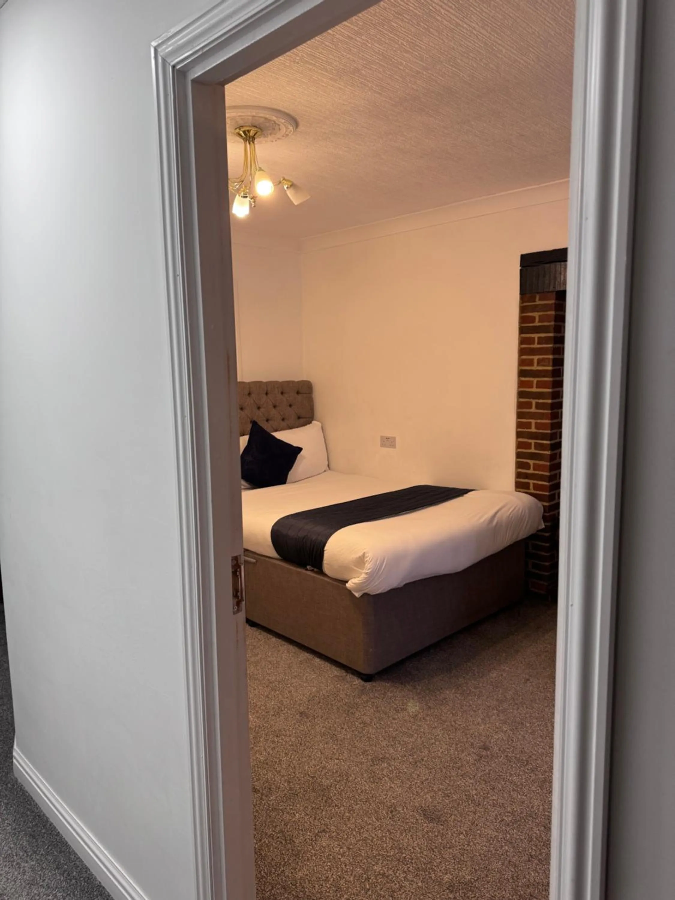 Bed in All Seasons Gatwick Guest House & Parking