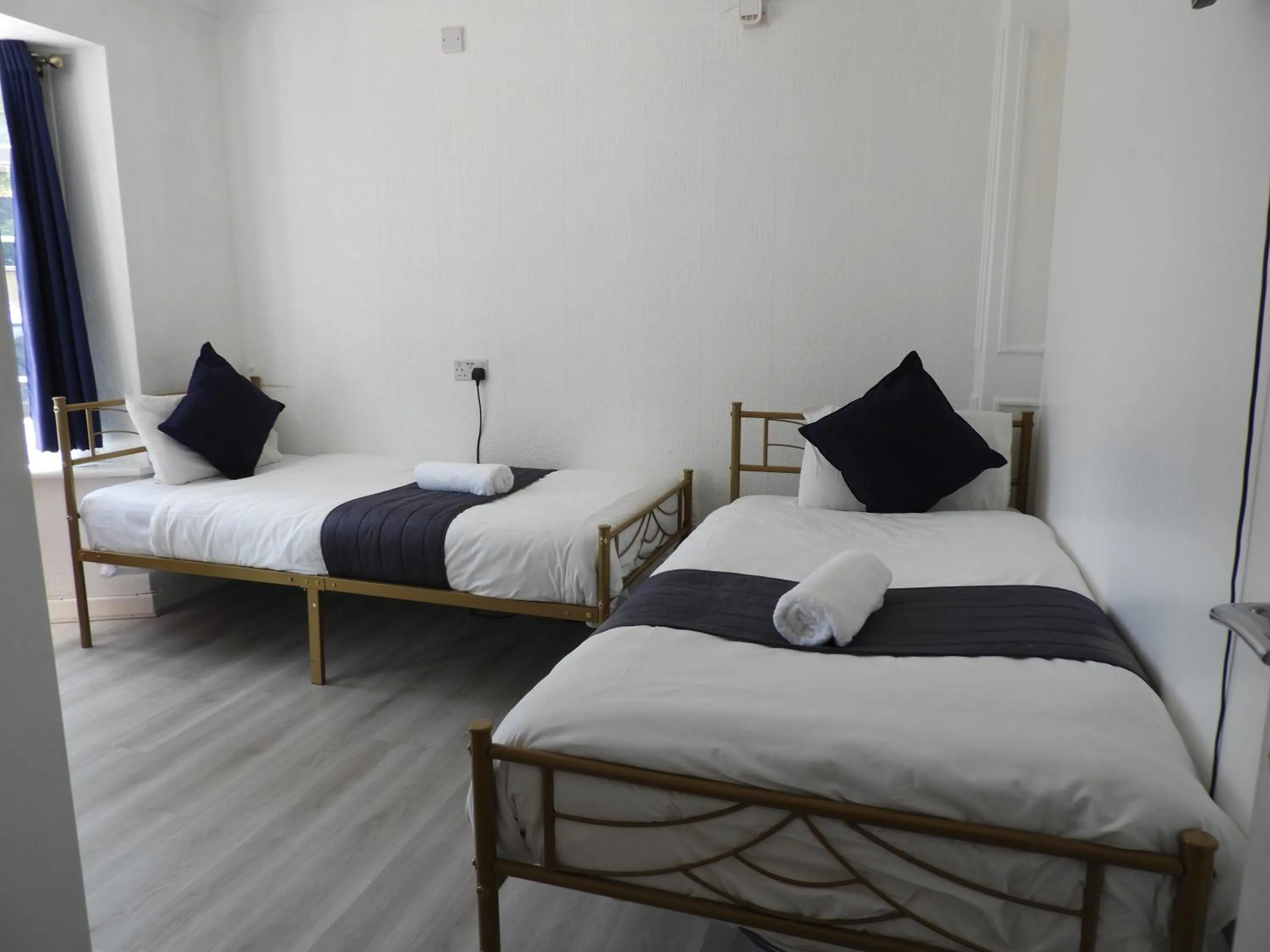 Bed in All Seasons Gatwick Guest House & Parking