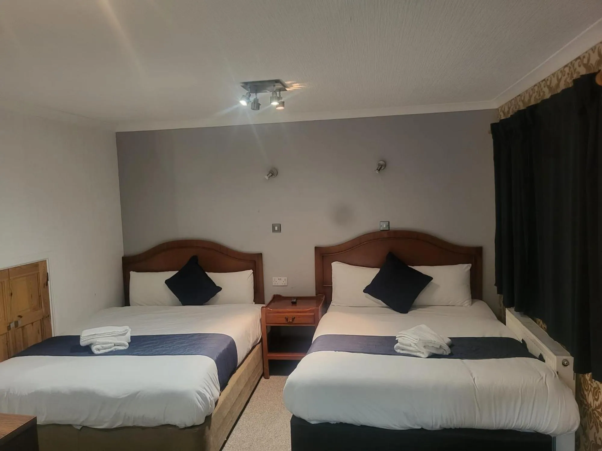 Bed in All Seasons Gatwick Guest House & Parking