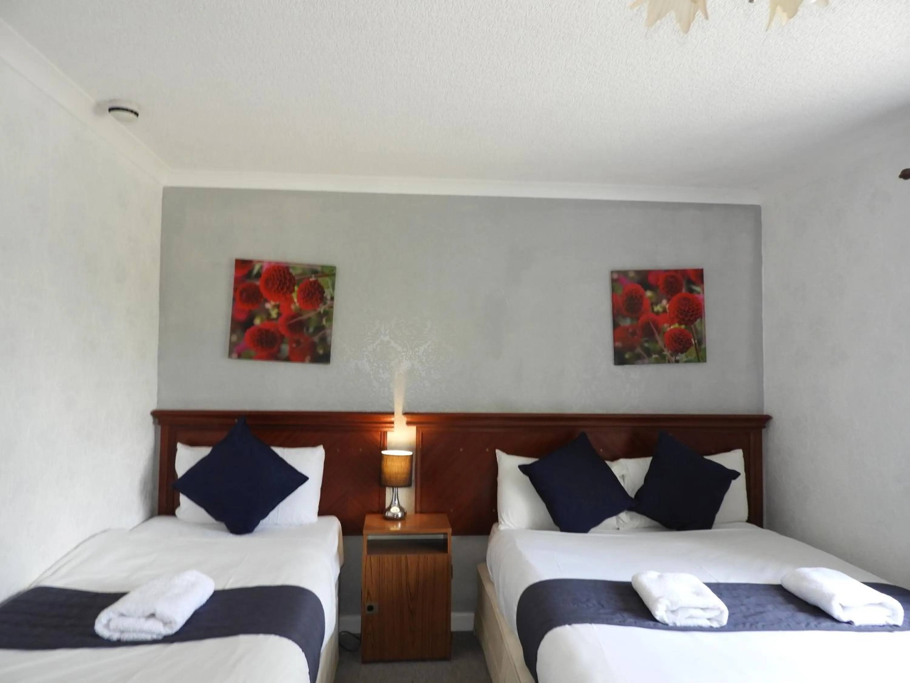 Bed in All Seasons Gatwick Guest House & Parking