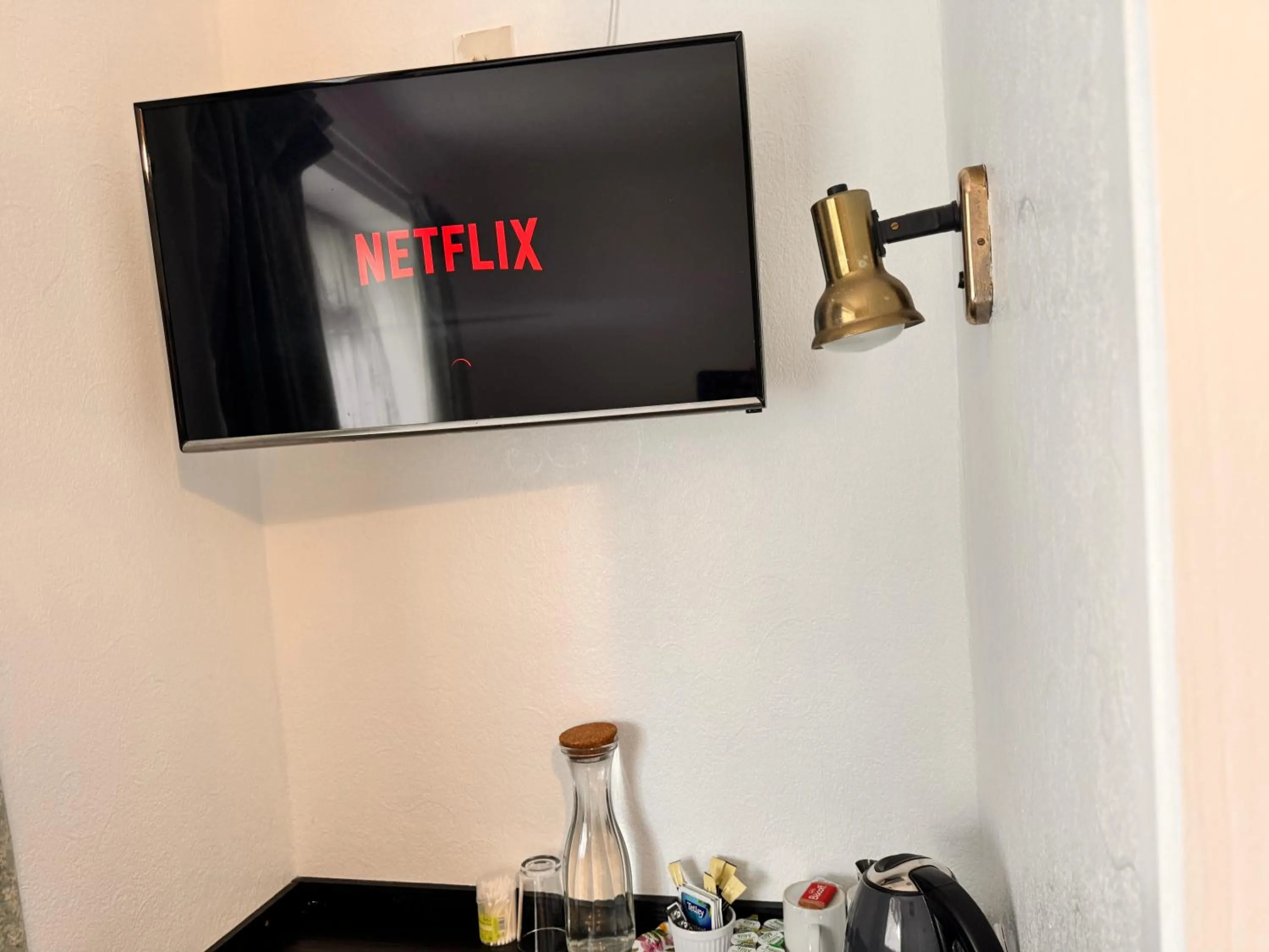 TV and multimedia in All Seasons Gatwick Guest House & Parking