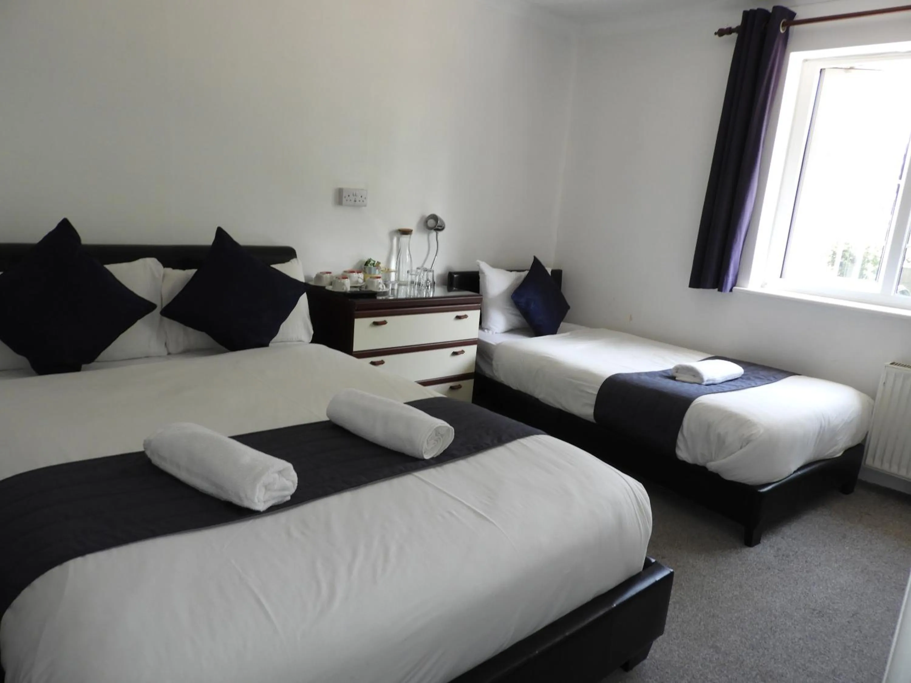 Bed in All Seasons Gatwick Guest House & Parking