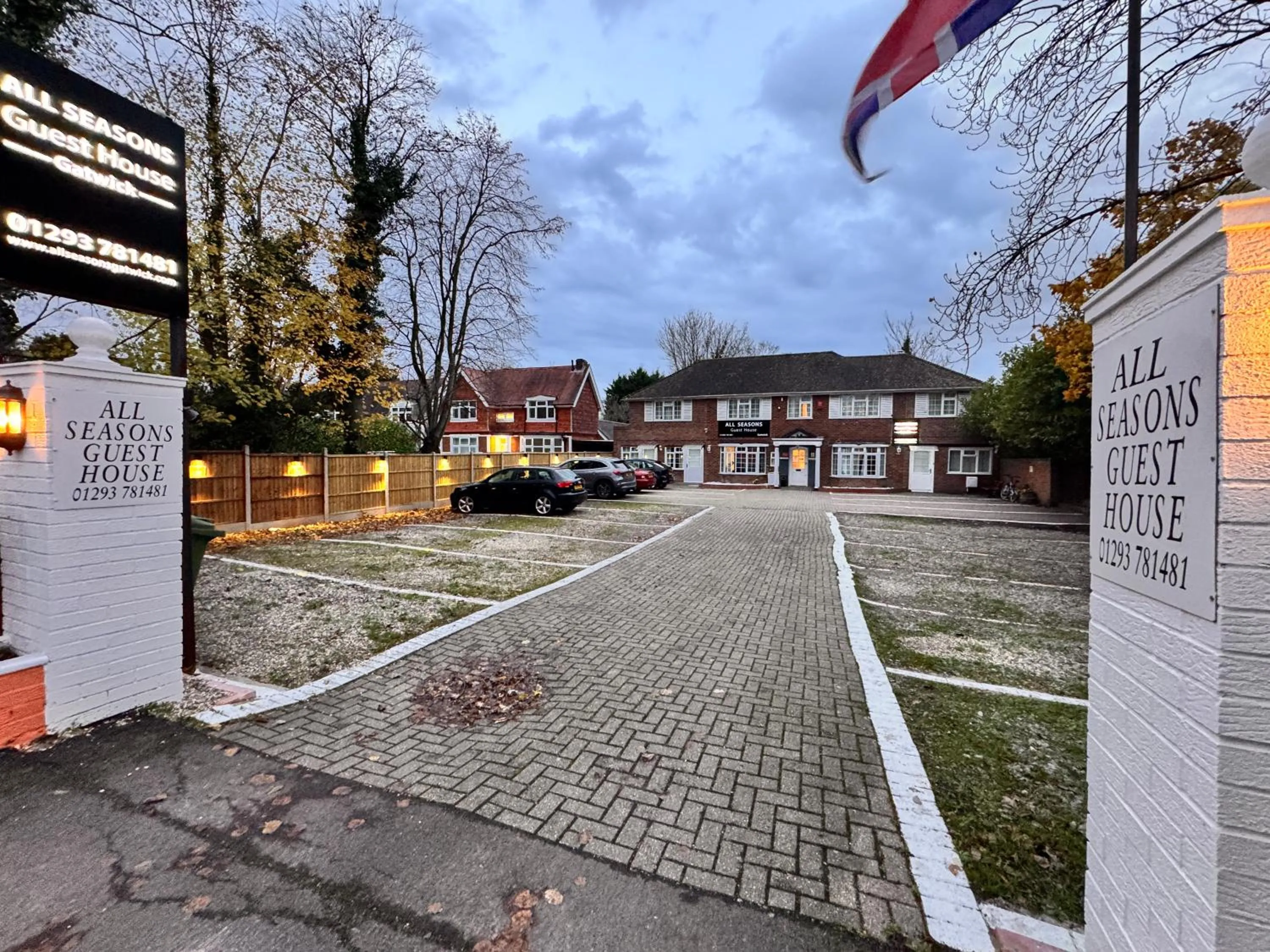 Property building in All Seasons Gatwick Guest House & Parking