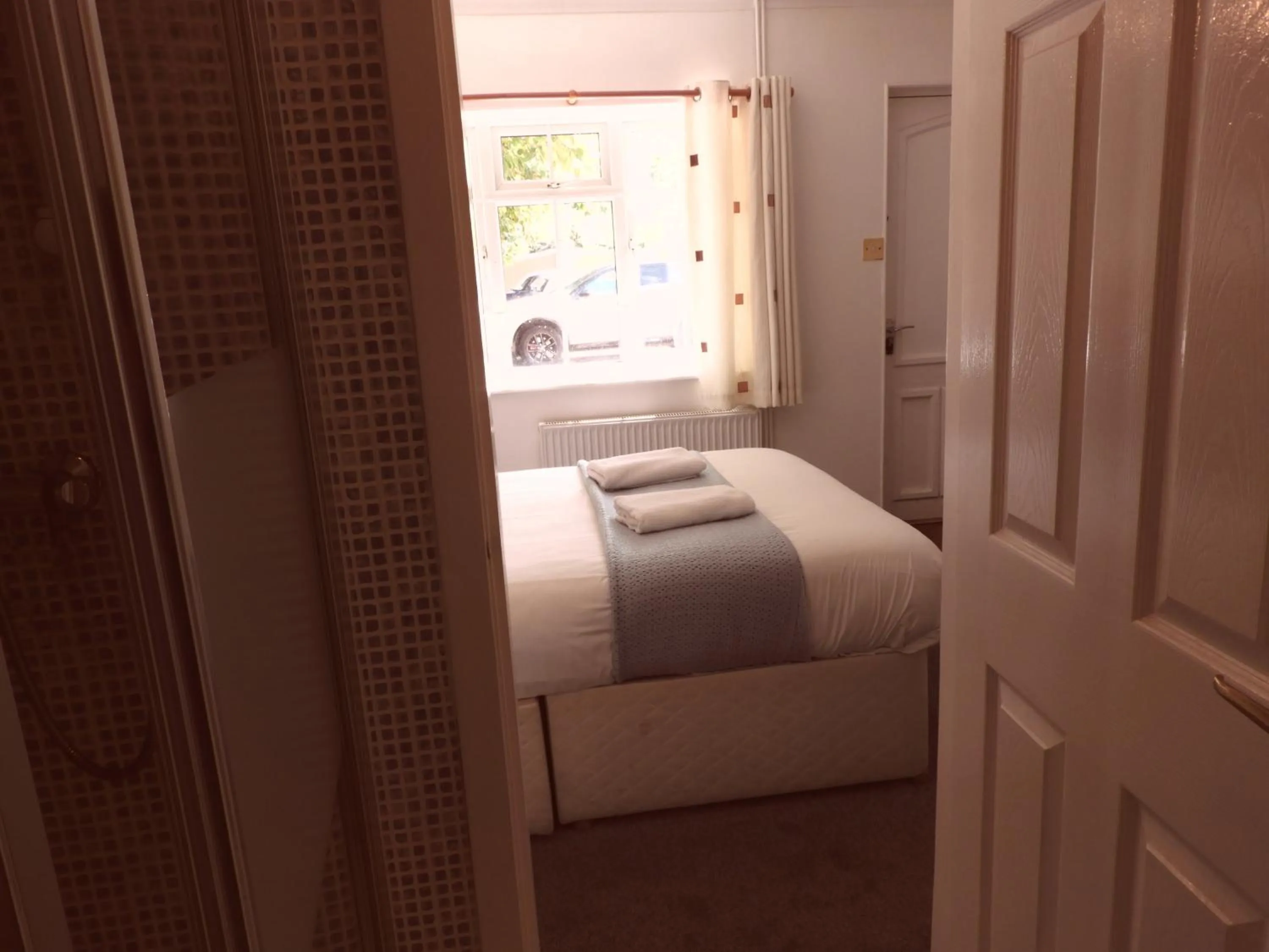 Bedroom, Bed in All Seasons Gatwick Guest House & Parking