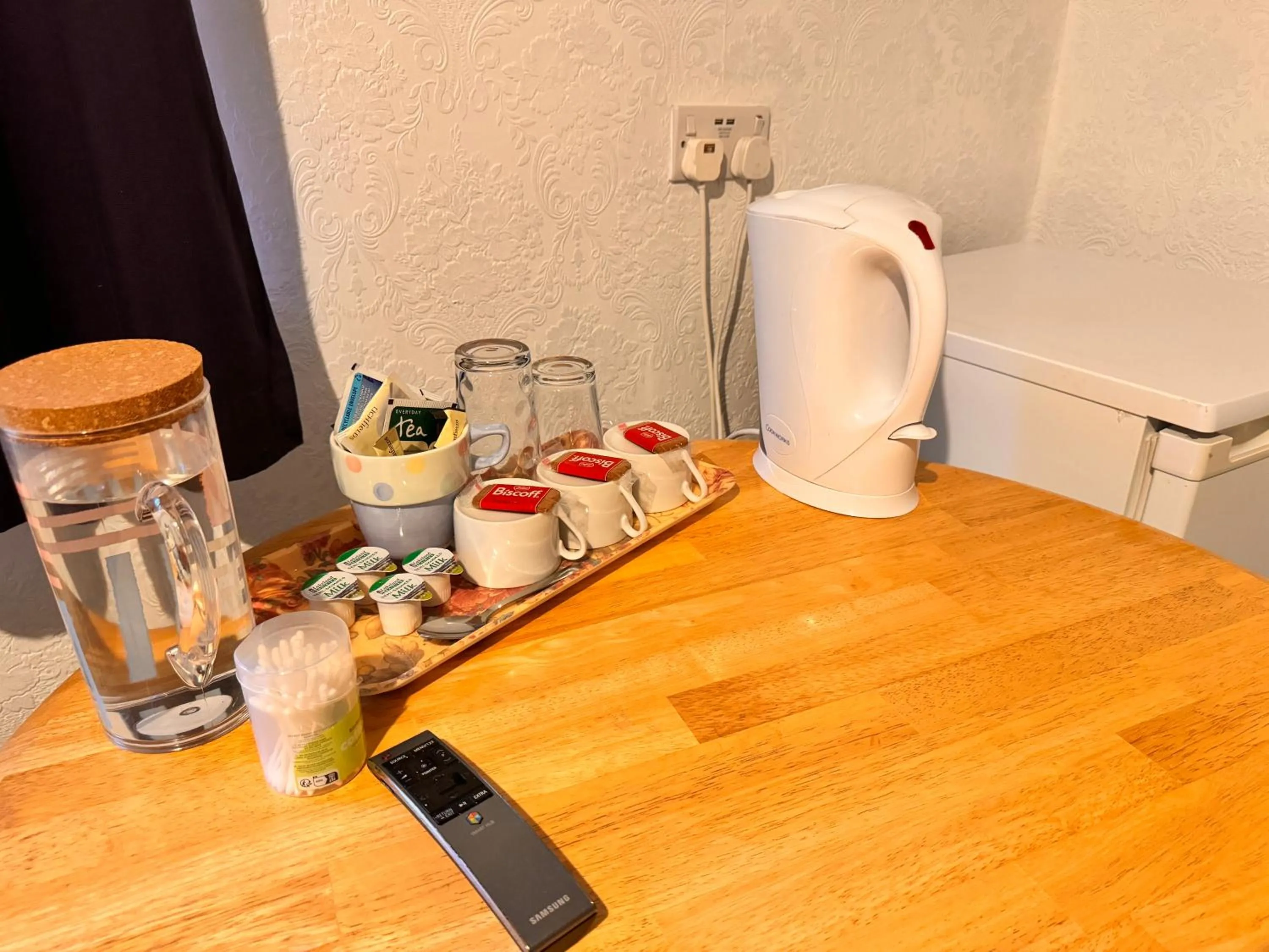Coffee/tea facilities in All Seasons Gatwick Guest House & Parking