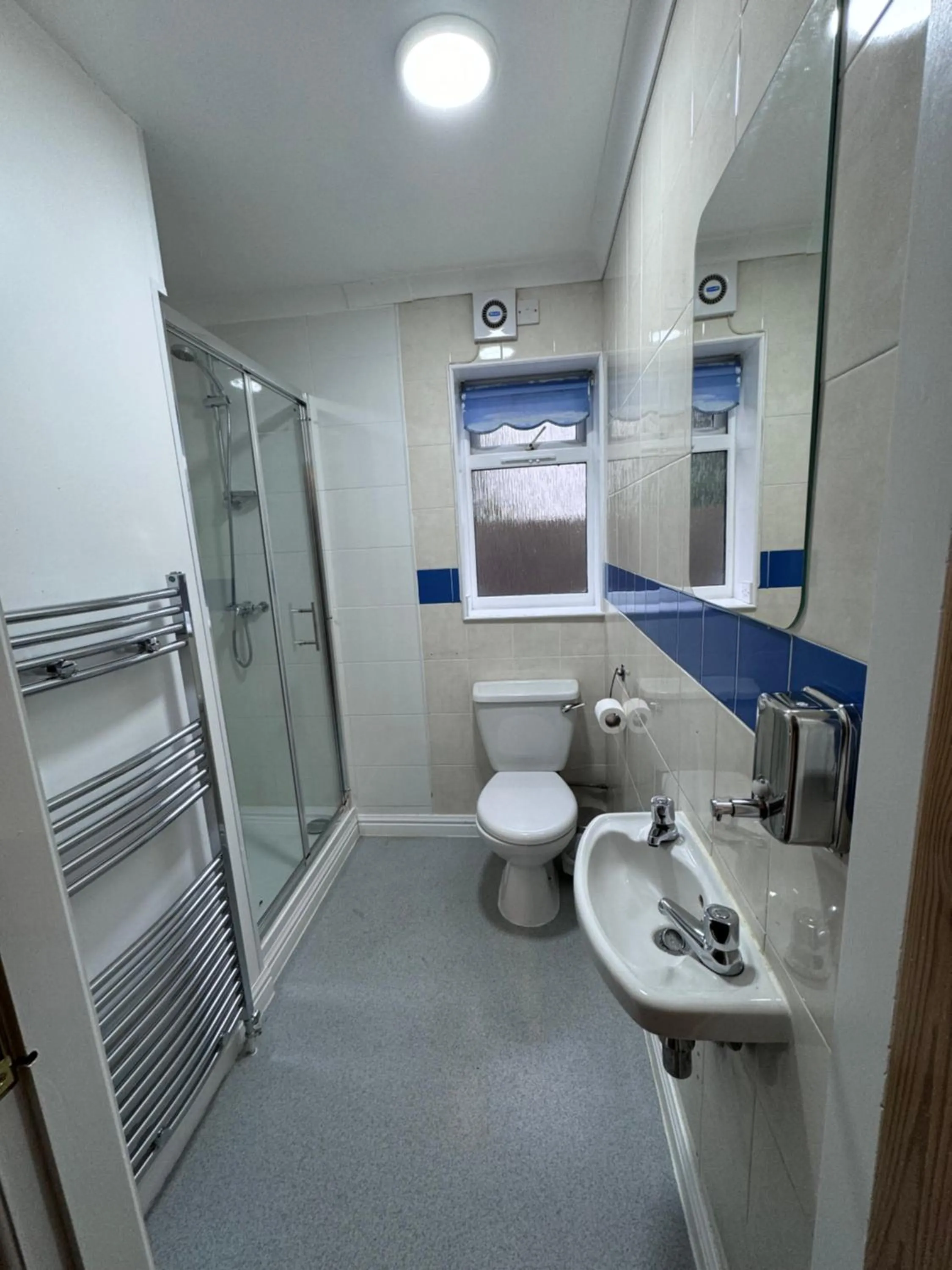 Toilet in All Seasons Gatwick Guest House & Parking