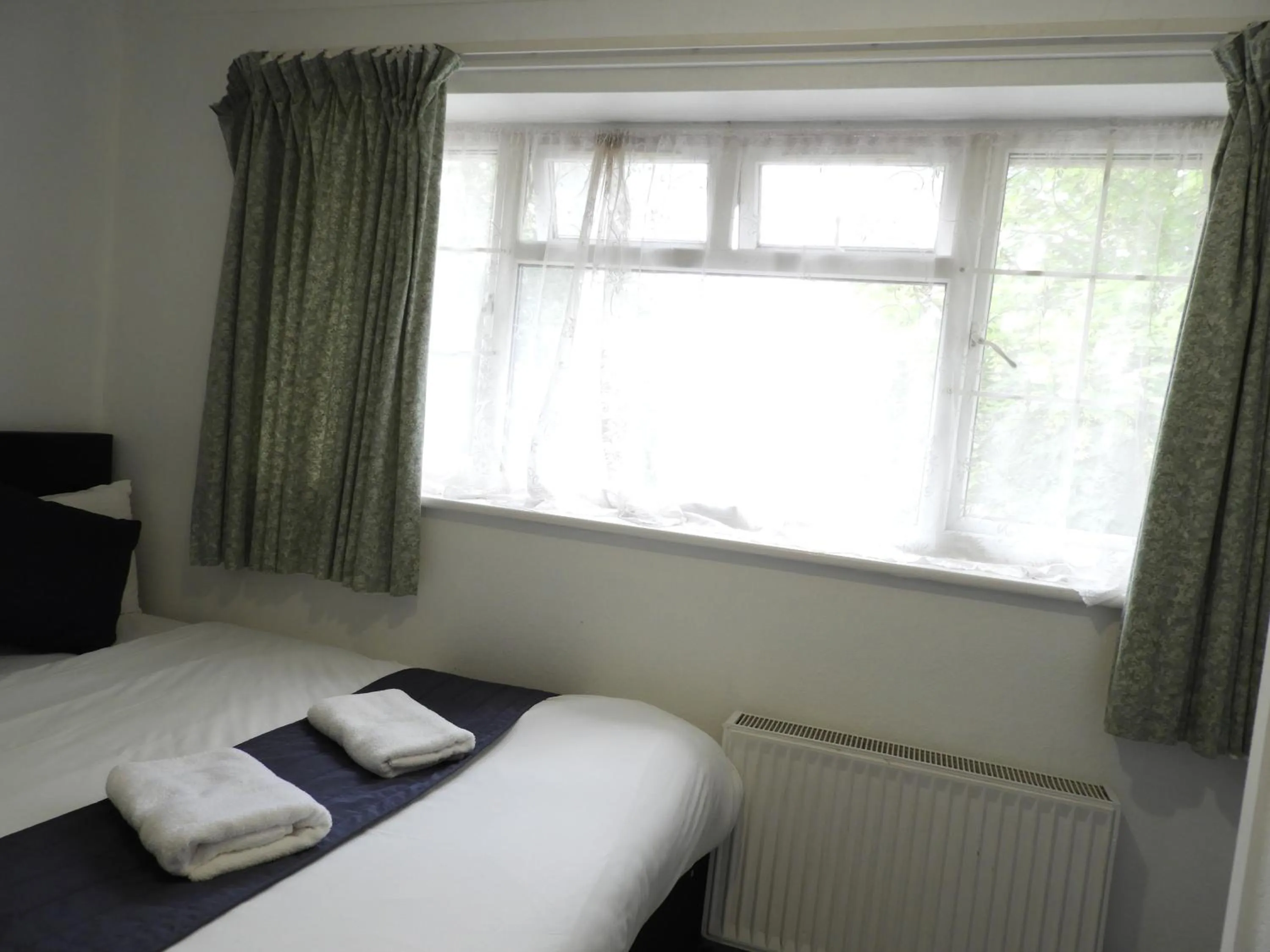 Bed in All Seasons Gatwick Guest House & Parking