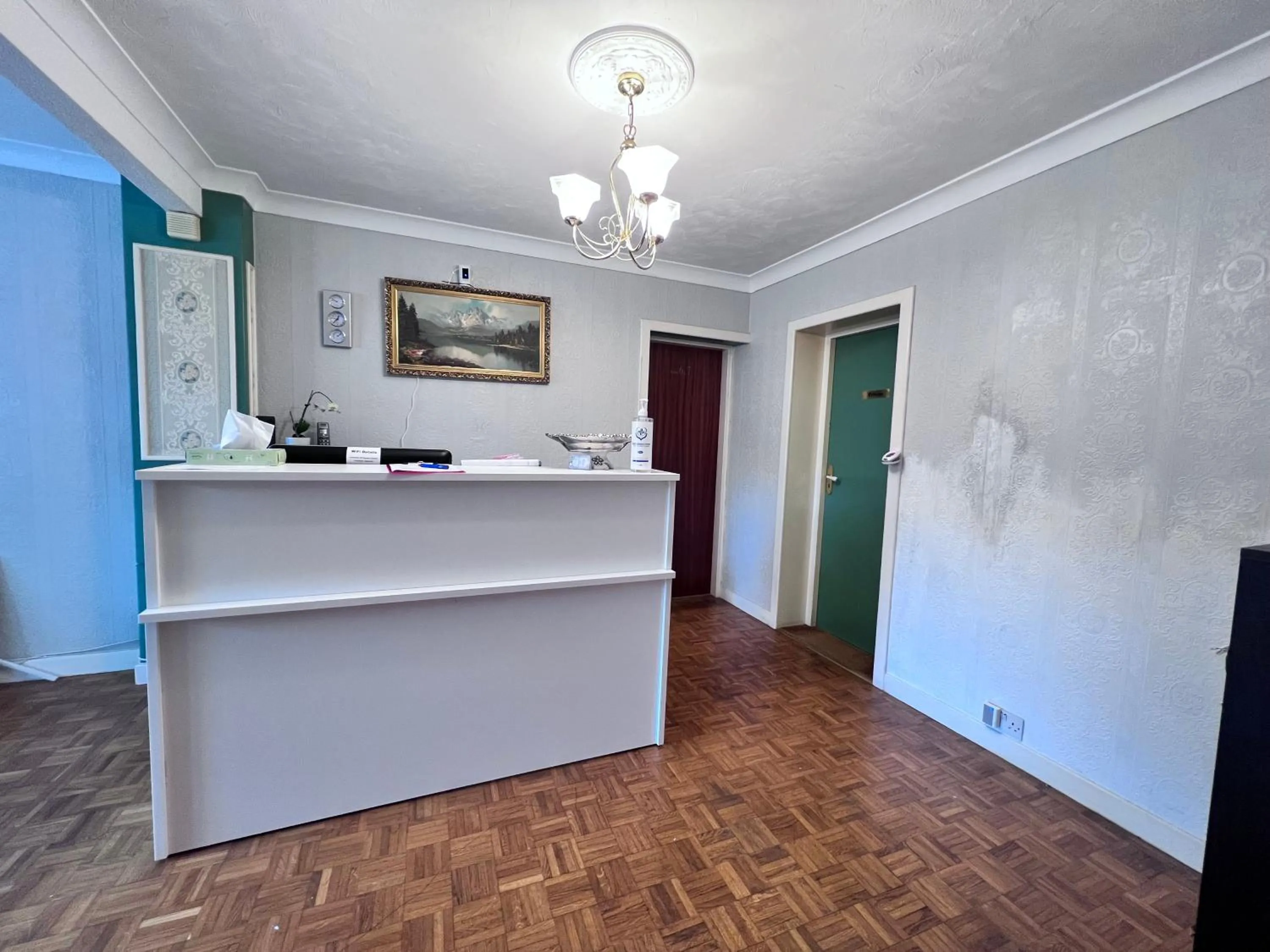 Lobby or reception in All Seasons Gatwick Guest House & Parking