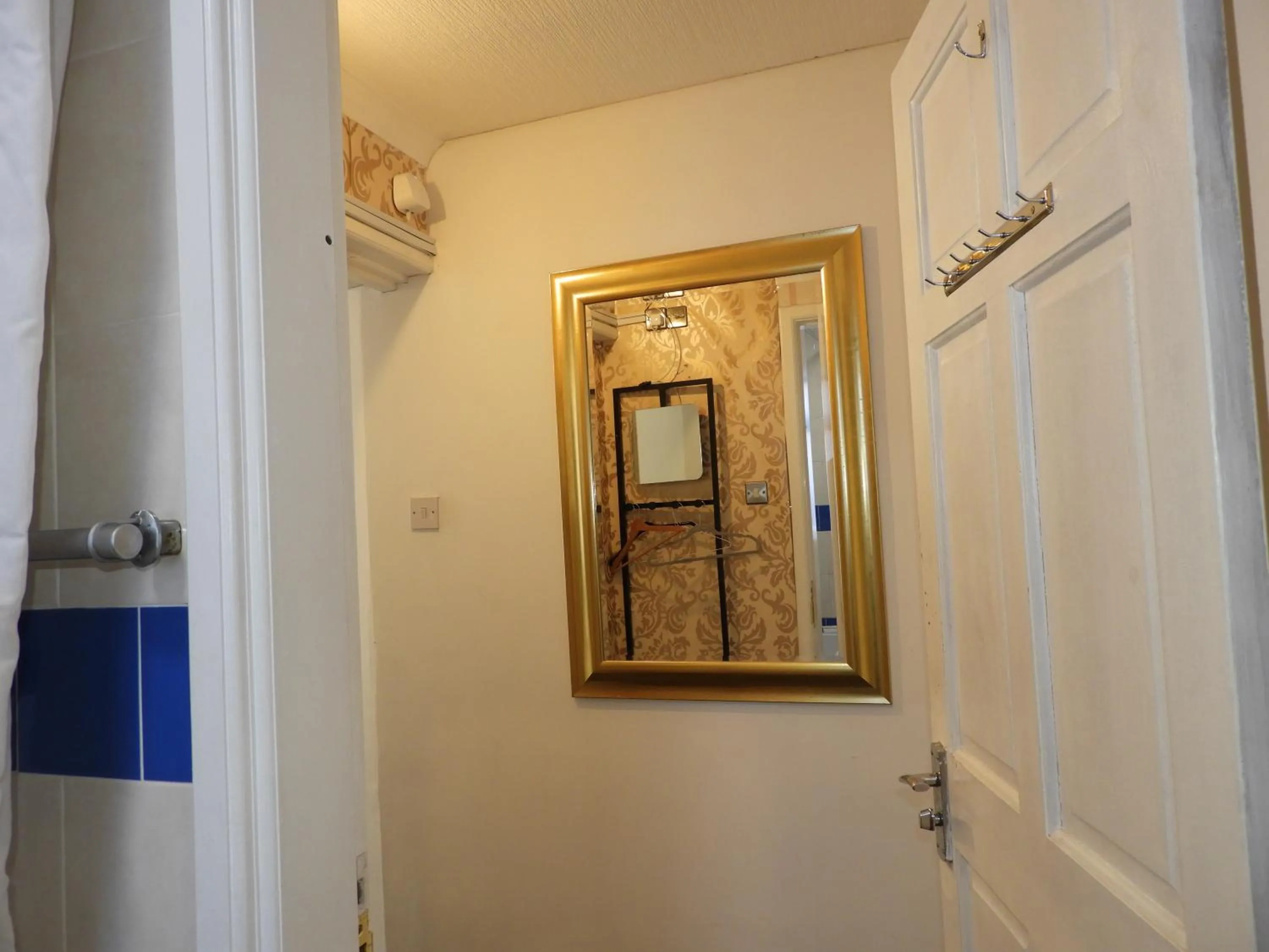 Bathroom in All Seasons Gatwick Guest House & Parking